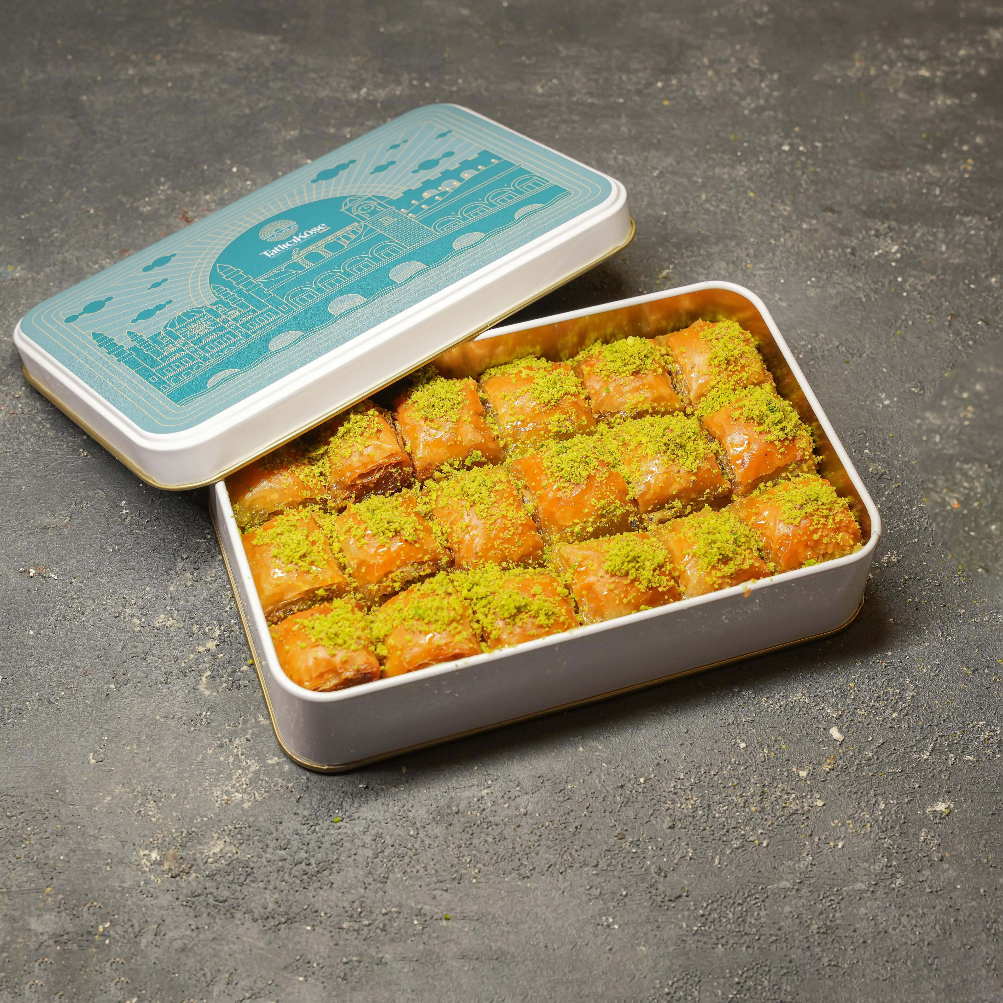 Hediyelik Adana Baklavası Metal Kutuda 320 Gr
