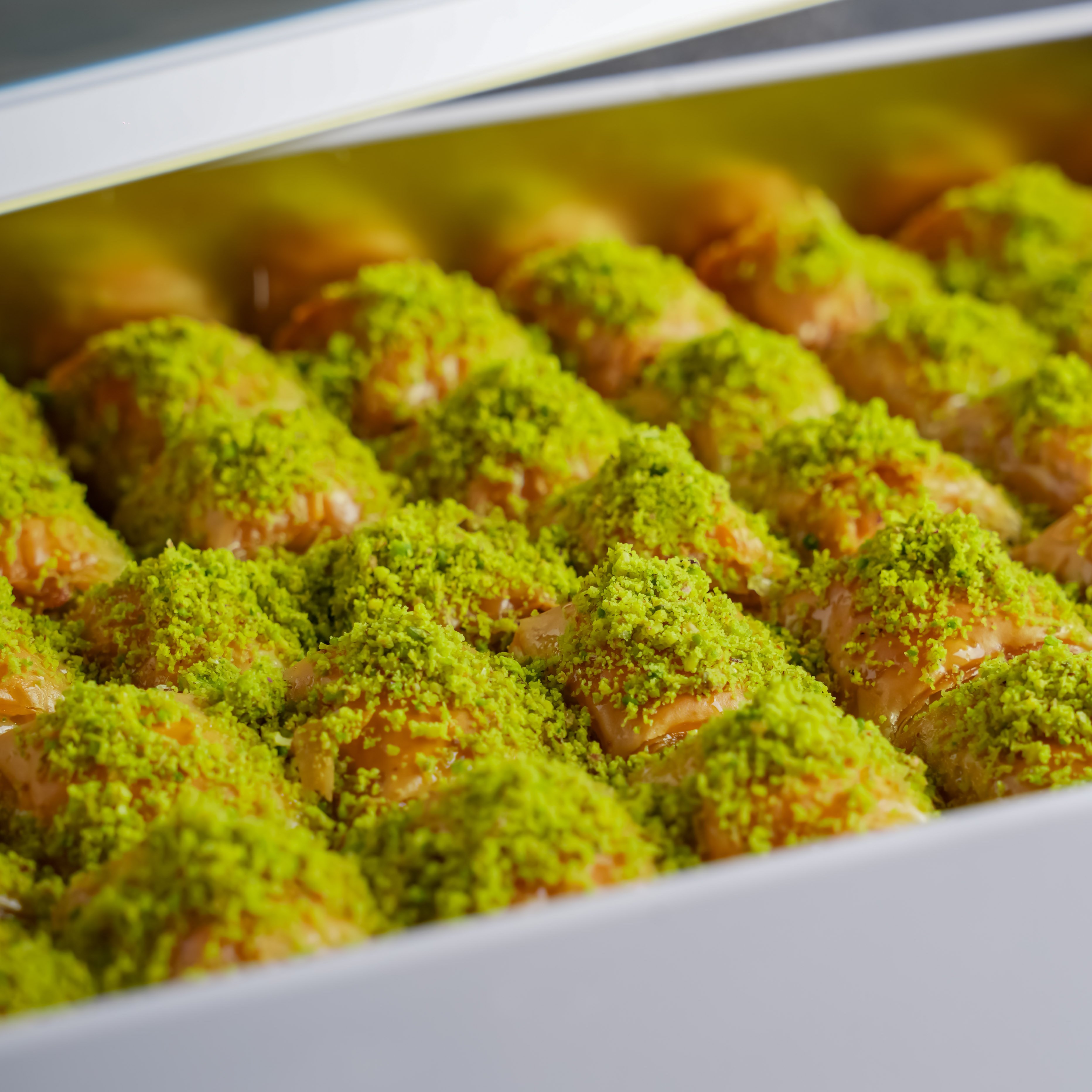 Hediyelik Adana Baklavası Metal Kutuda 1200 Gr