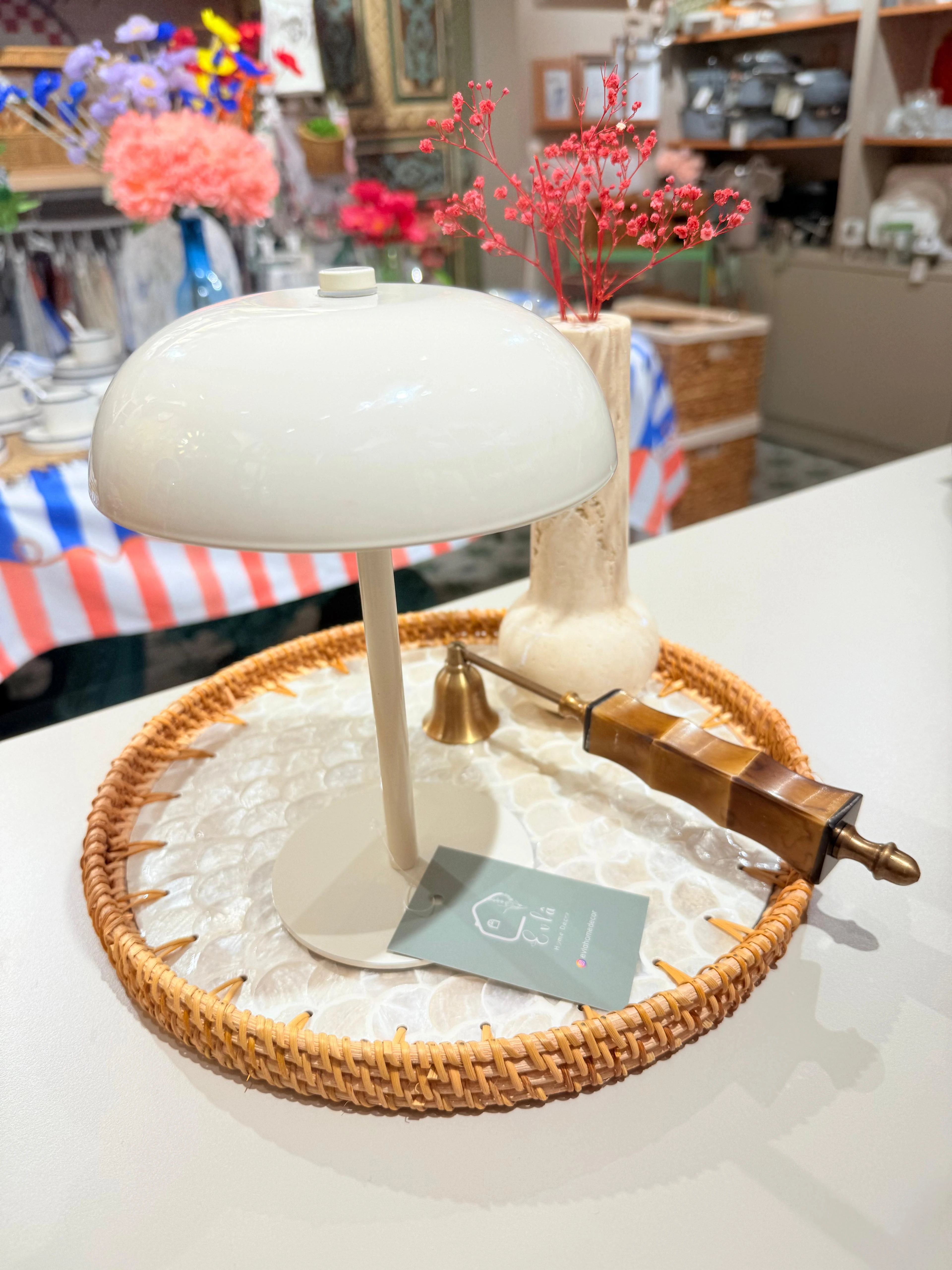 BEYAZ METAL DOKUNMATİK LAMBA