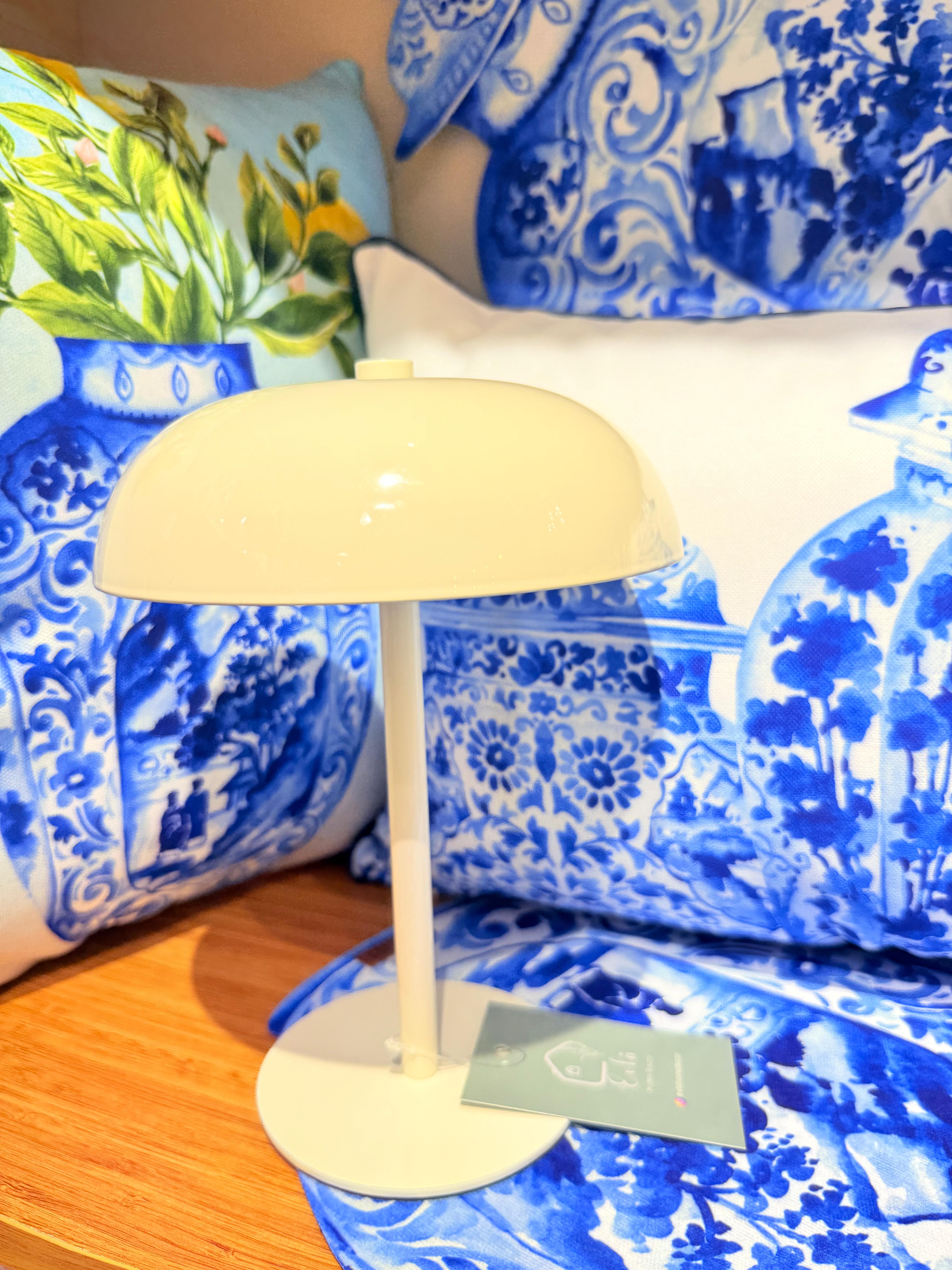 BEYAZ METAL DOKUNMATİK LAMBA