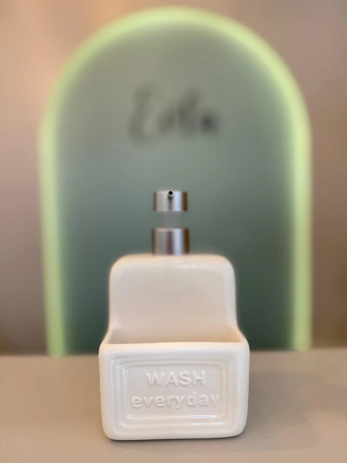 SÜNGER HAZNELİ SERAMİK KREM SIVI SABUNLUK