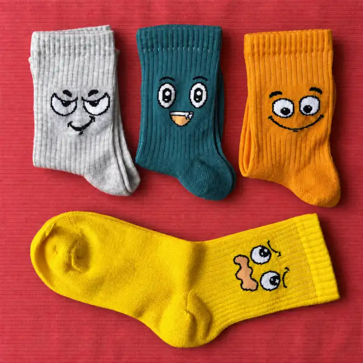 4'lü Set - Eğlenceli Yüz İfadeleri Desenli Dikişsiz Çocuk Çorabı | Renkli Emoji Figürlü Yumuşak Dokulu Çorap – görsel 2