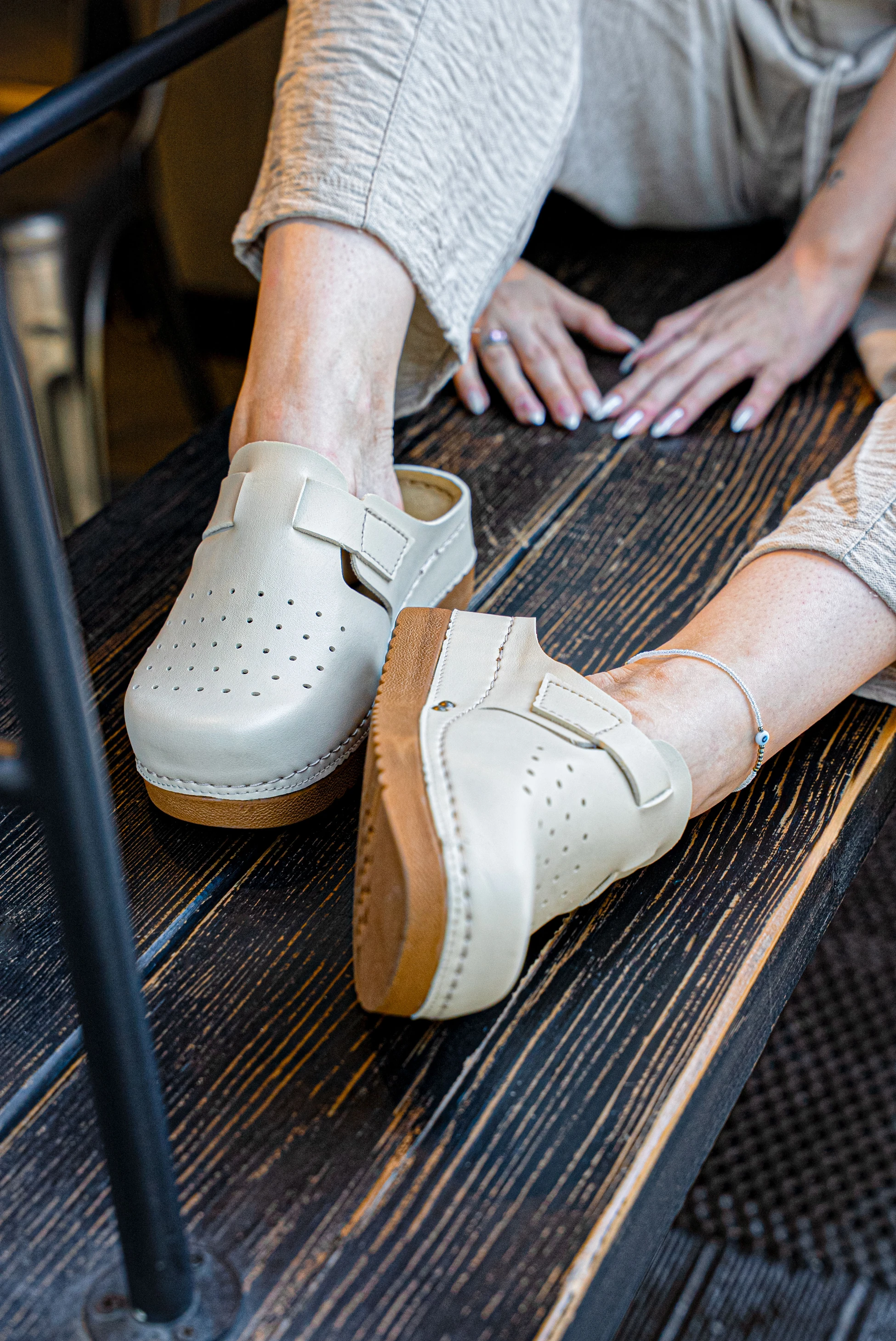 3091 Krem Düz Renk Delikli Anatomik Terlik