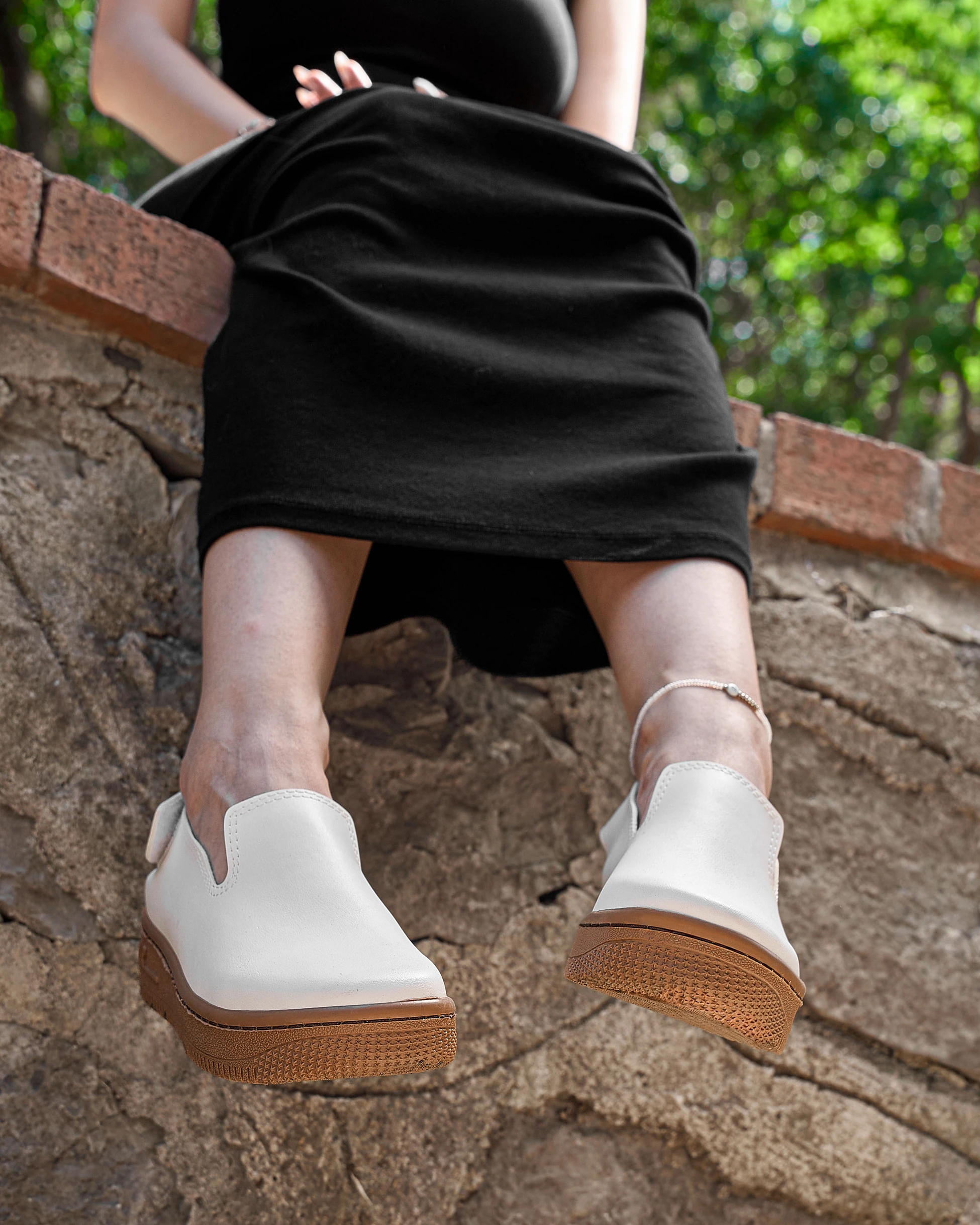 1048 Beyaz Renkli Kahve Tabanlı Sandalet