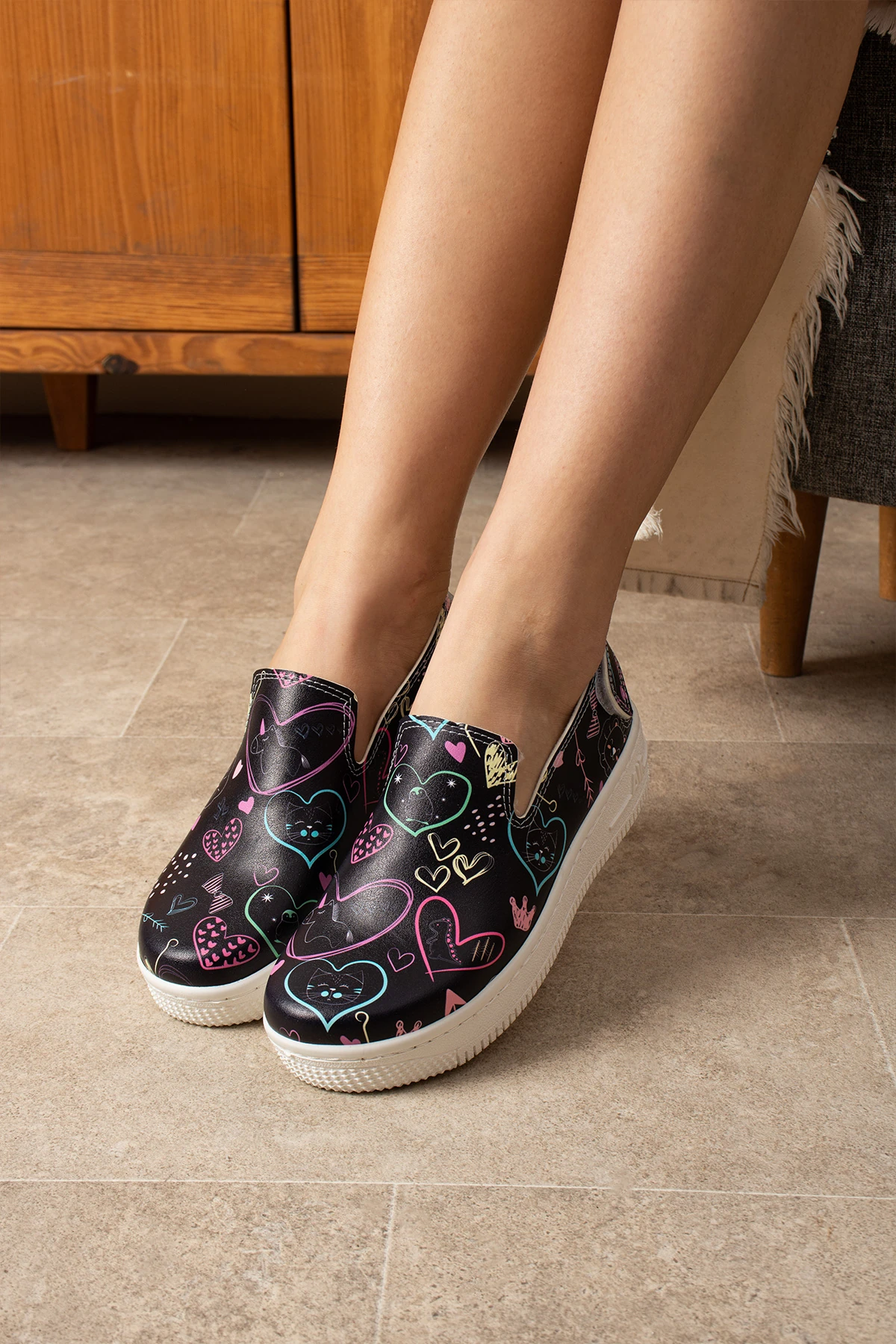 1043 Neon Şekiller Baskılı Sandalet