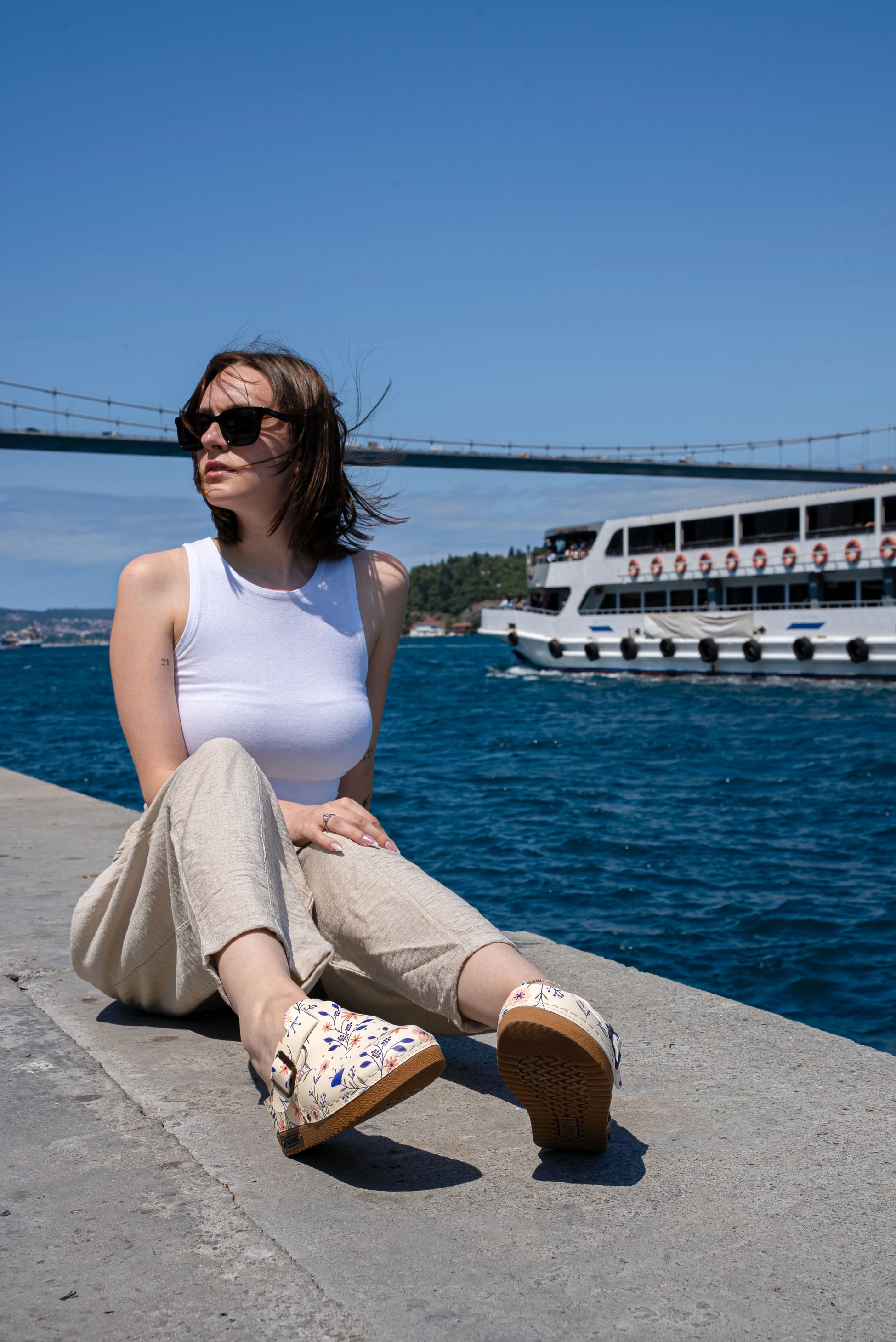 3083 Mavi Çiçek Desen Baskılı Delikli Anatomik Terlik