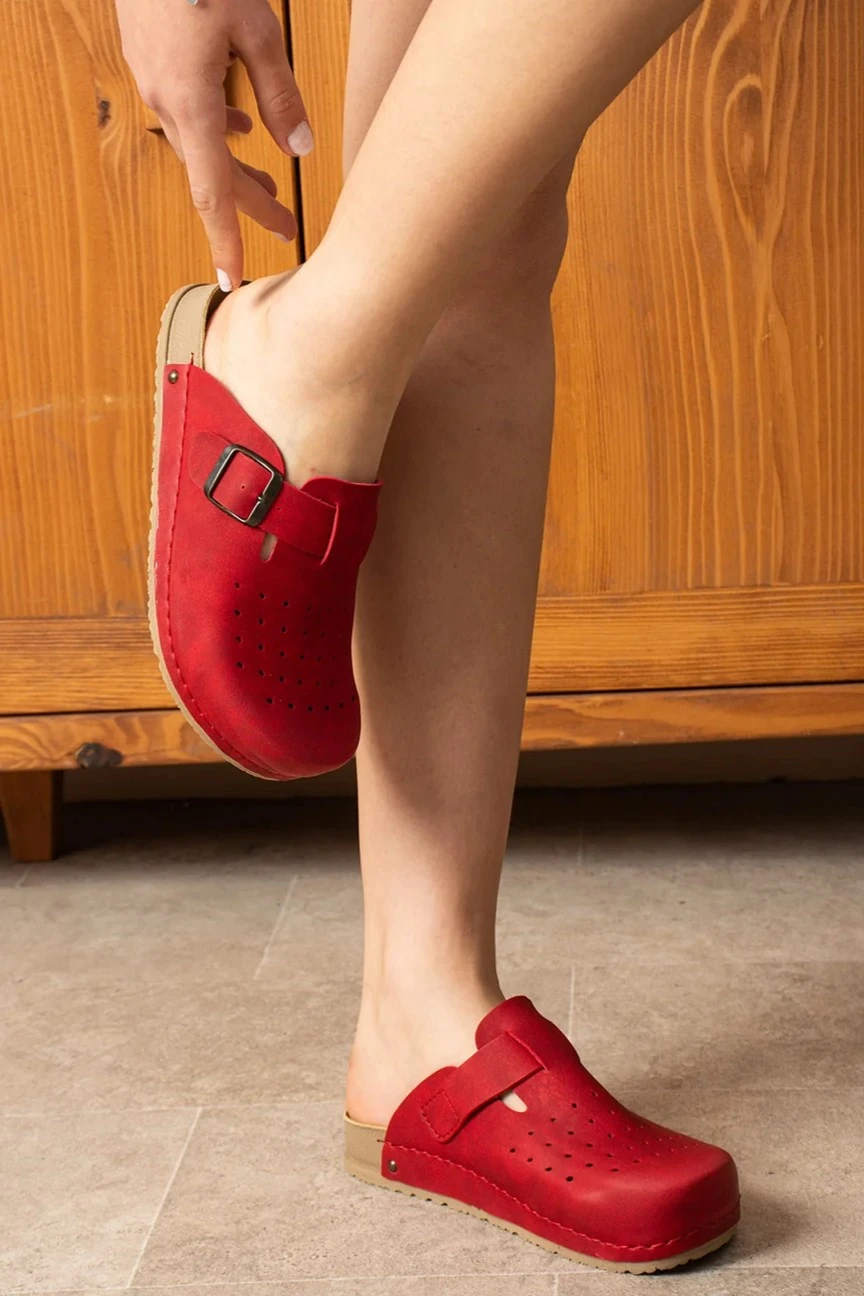8122 Kırmızı Delikli Konfort Terlik