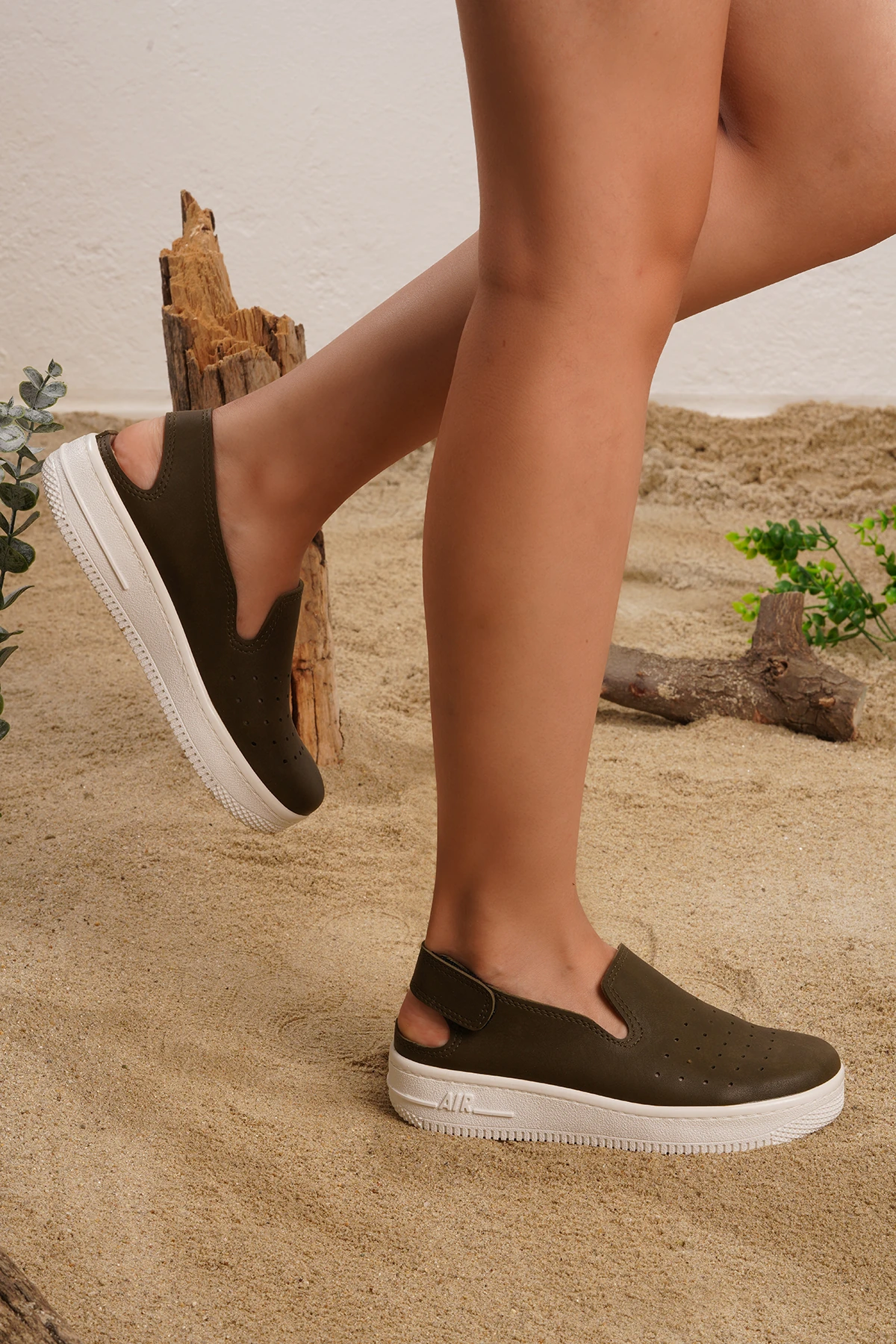 1053 Delikli Koyu Yeşil Renkli Sandalet