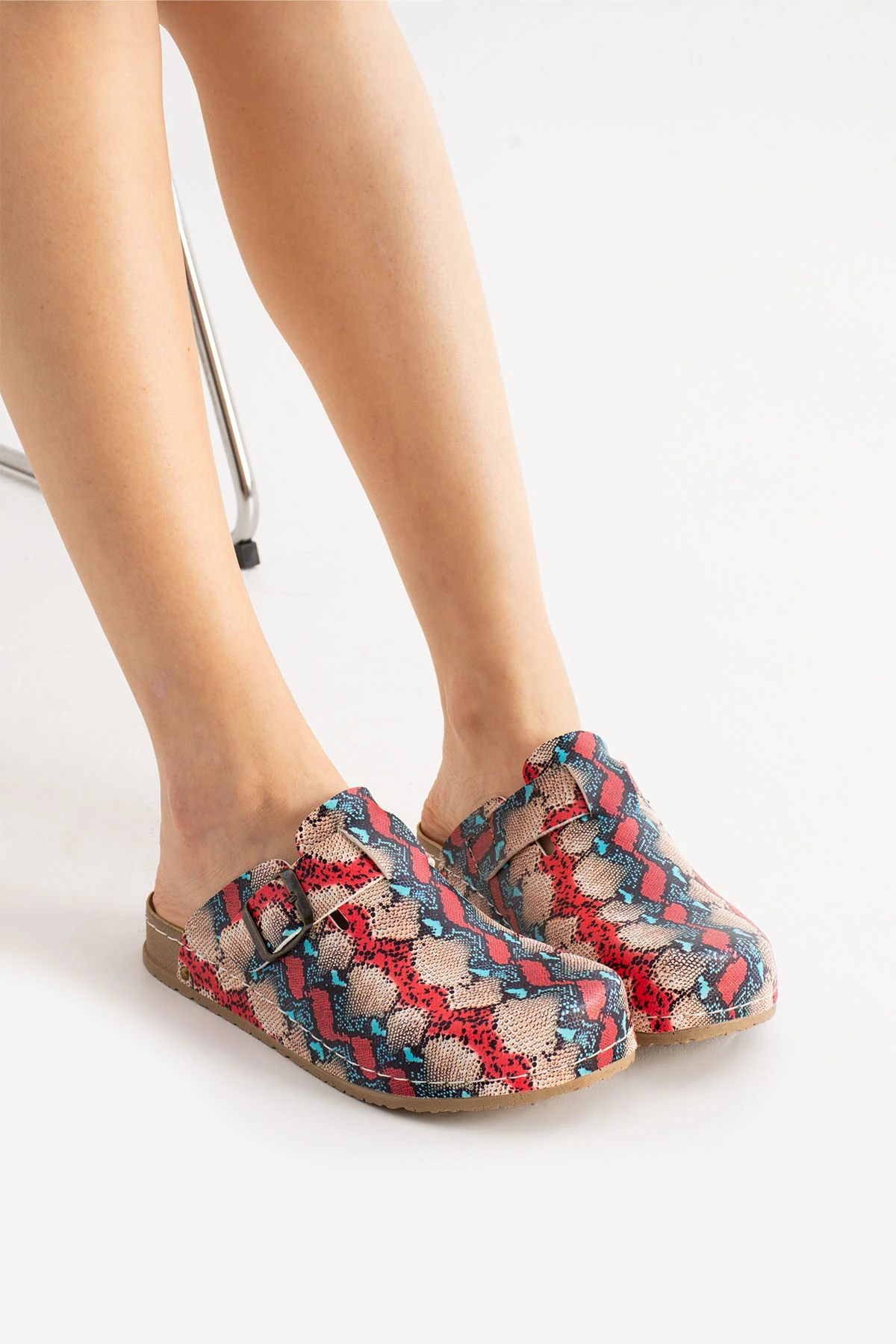 8114 Renkli Yılan Derisi Baskılı Konfort Terlik