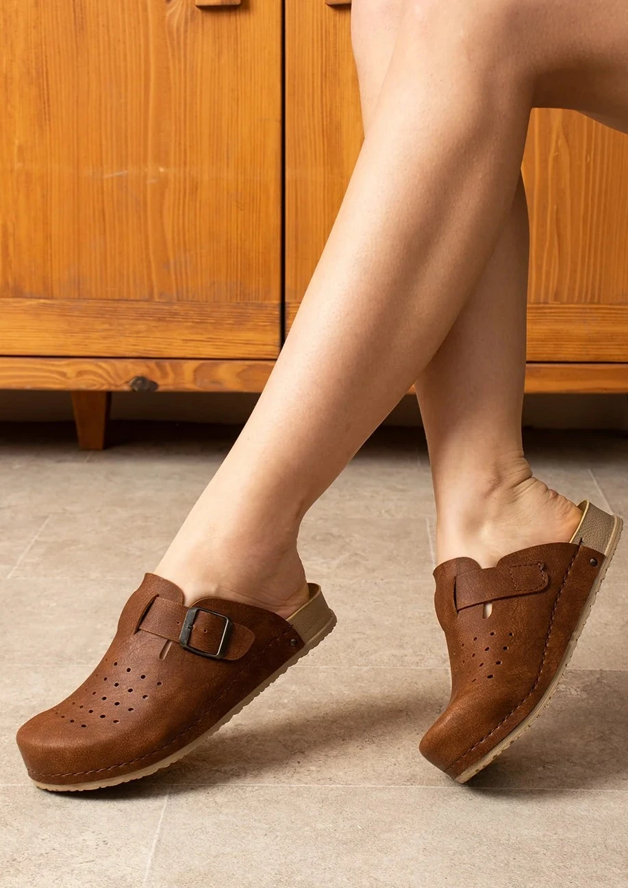 8120 Kahverengi Delikli Konfort Terlik