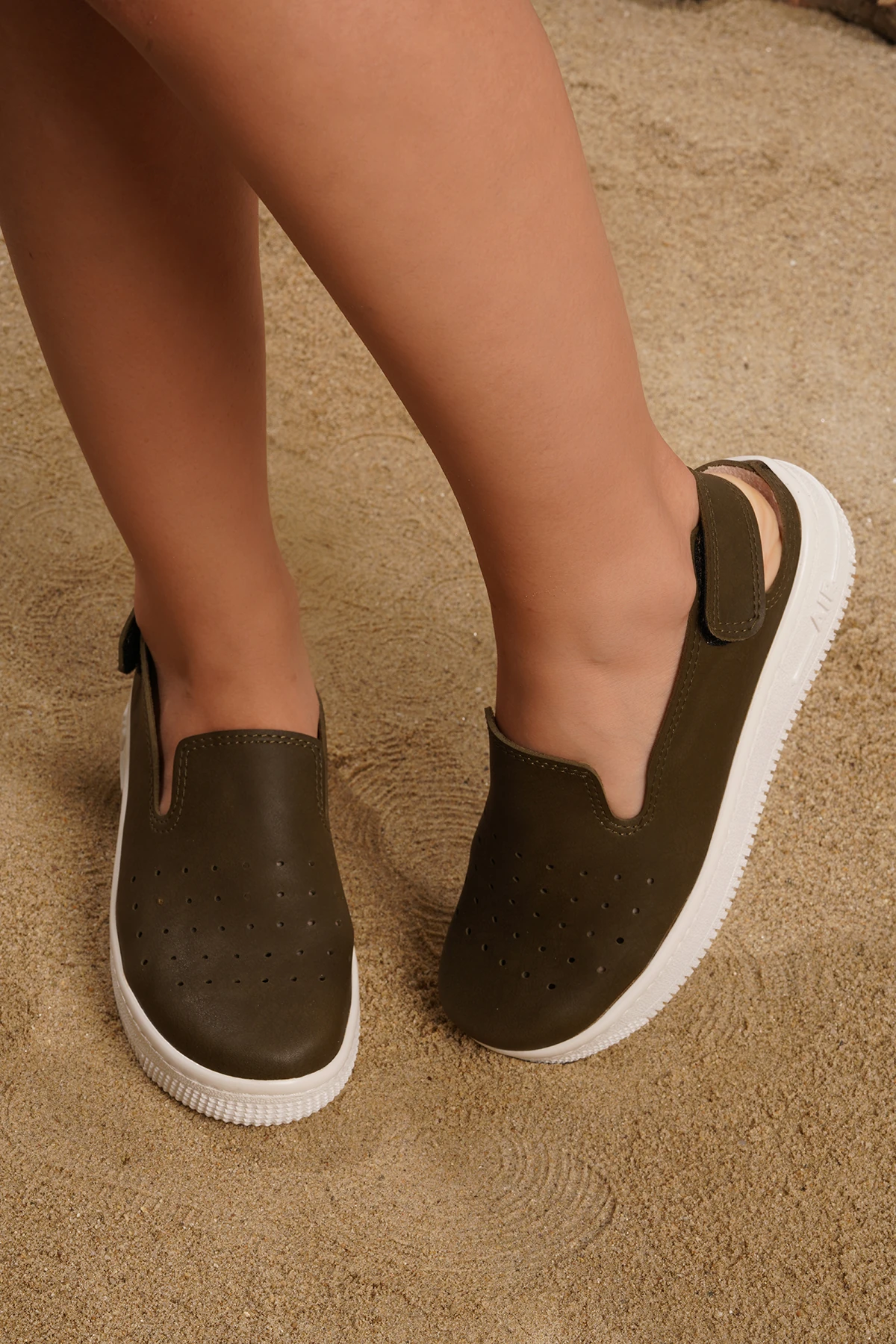 1053 Delikli Koyu Yeşil Renkli Sandalet