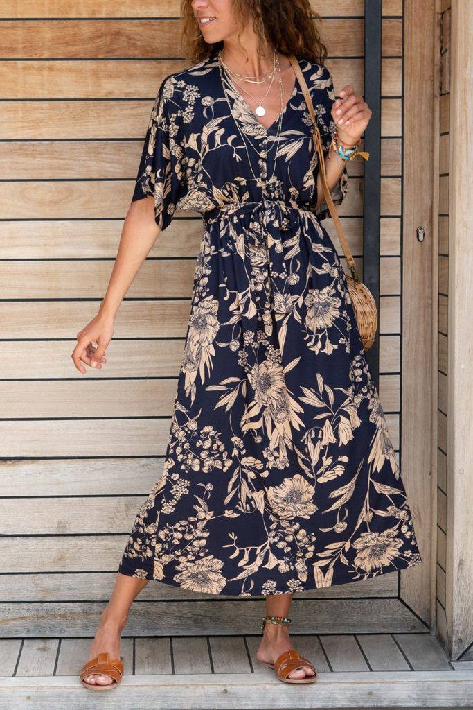 Kadın Lacivert Çiçek Desenli Beli Kemerli V Yaka Kısa Kollu Likralı Süprem Kumaş Maxi Elbise