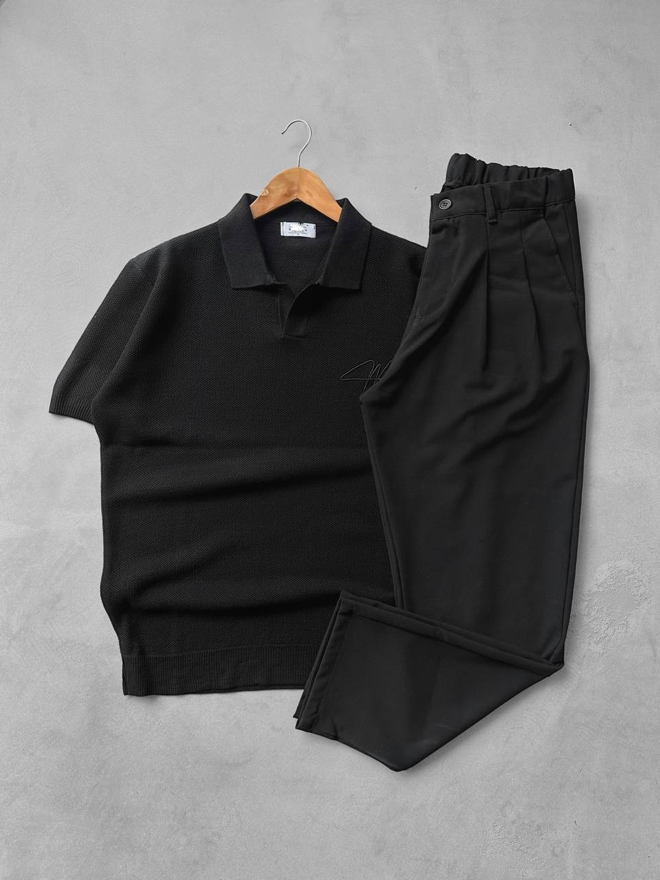 Polo Yaka Göğüs Nakışlı Triko Tişört & Baggy Beli Lastikli Kumaş Pantolon  - Siyah