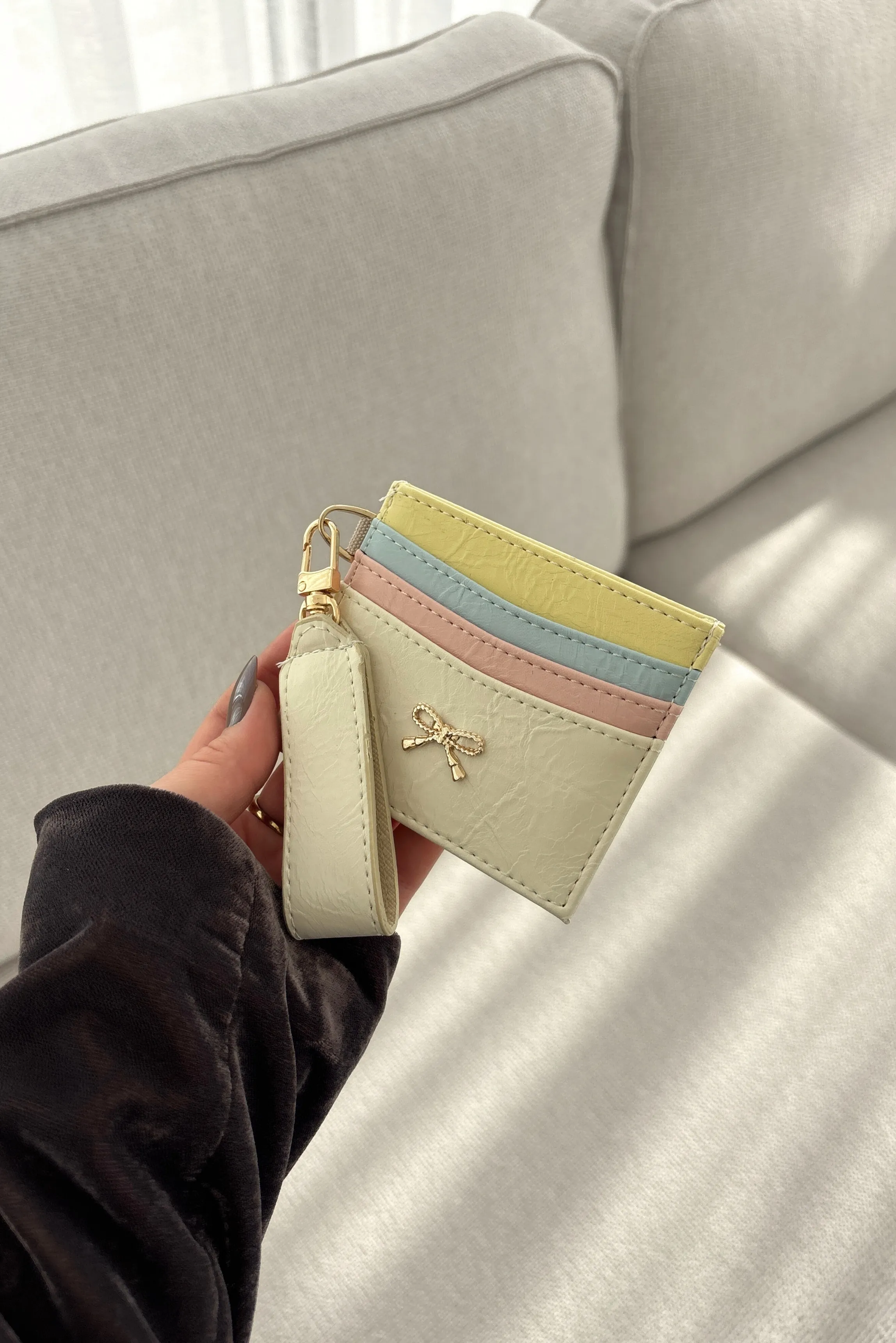 Fiyonk Detaylı Parlak Suni Deri Kartlık