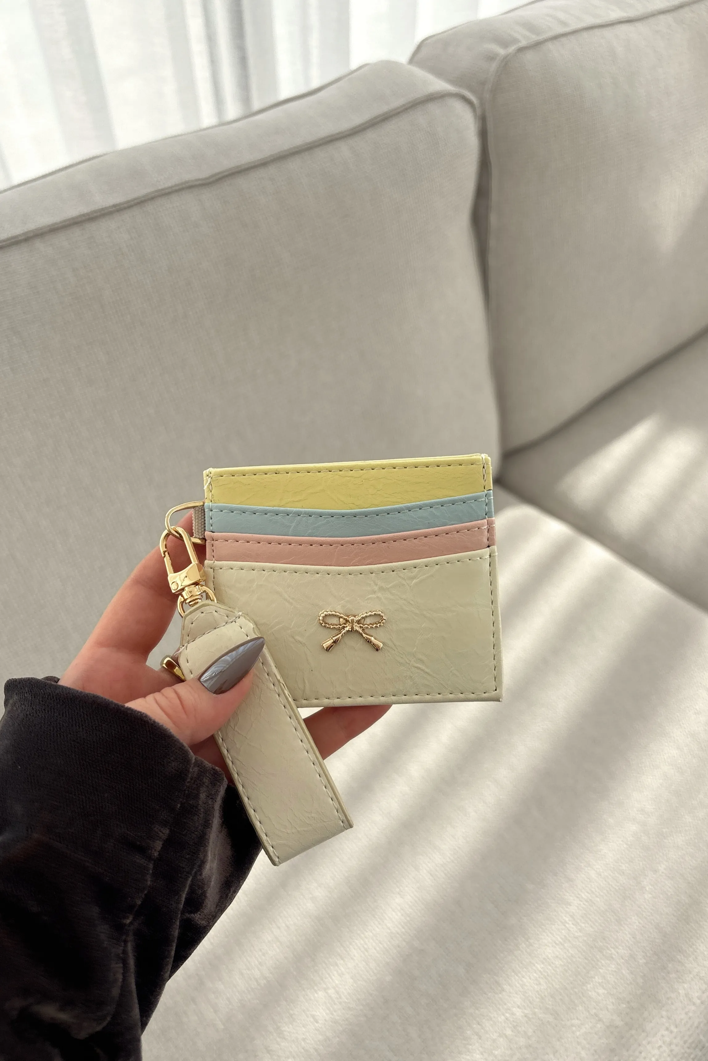 Fiyonk Detaylı Parlak Suni Deri Kartlık - krem