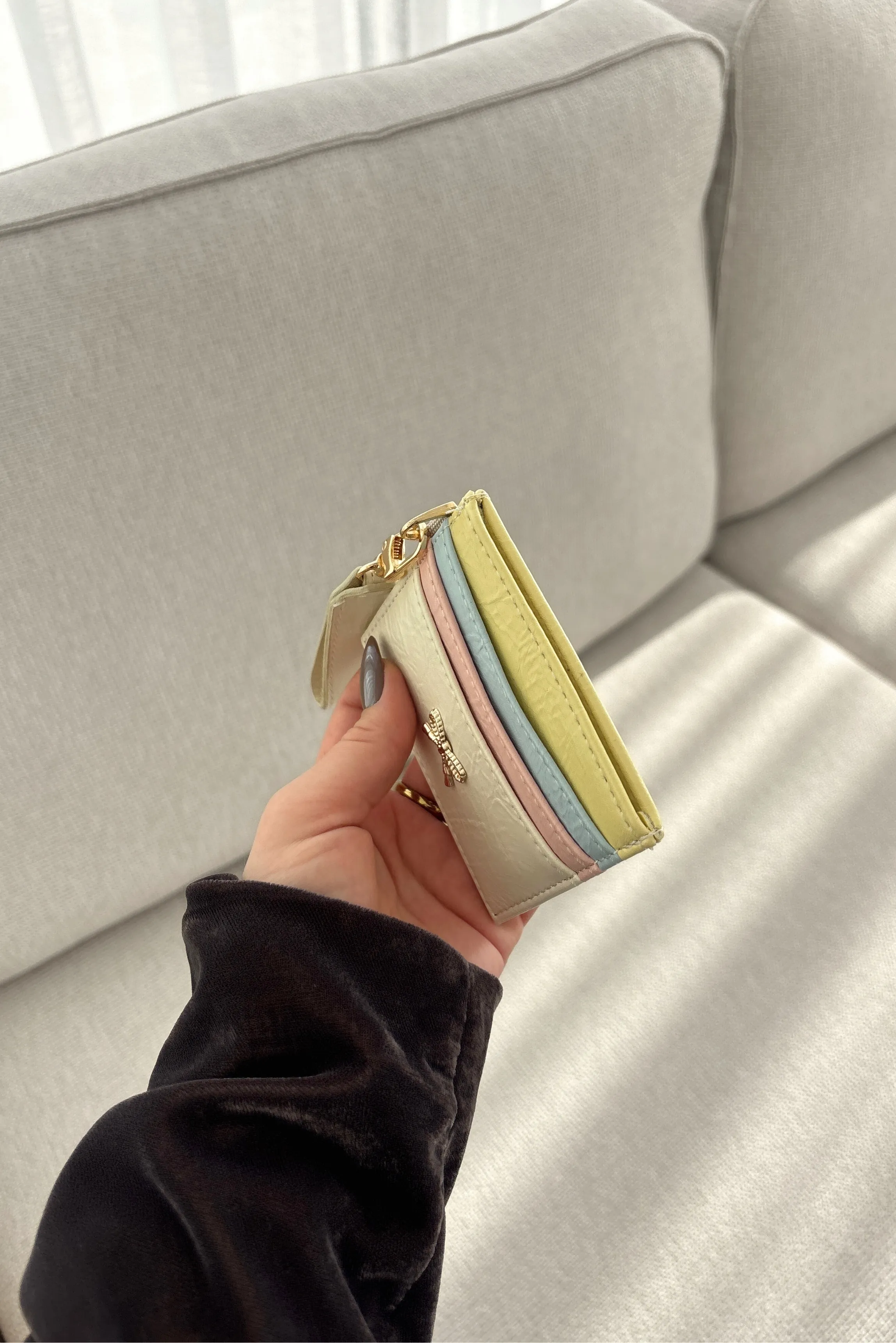 Fiyonk Detaylı Parlak Suni Deri Kartlık