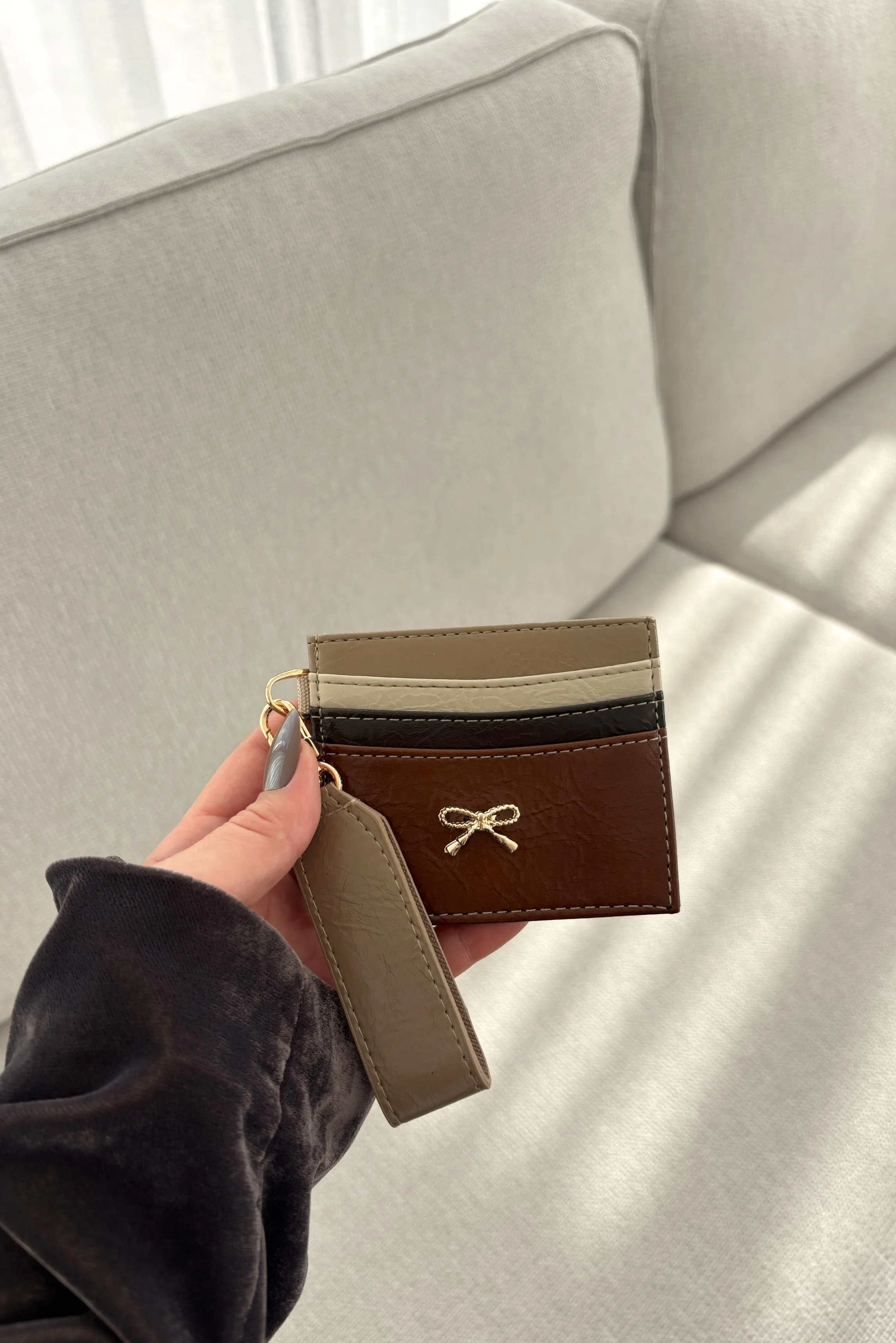 Fiyonk Detaylı Parlak Suni Deri Kartlık - taba