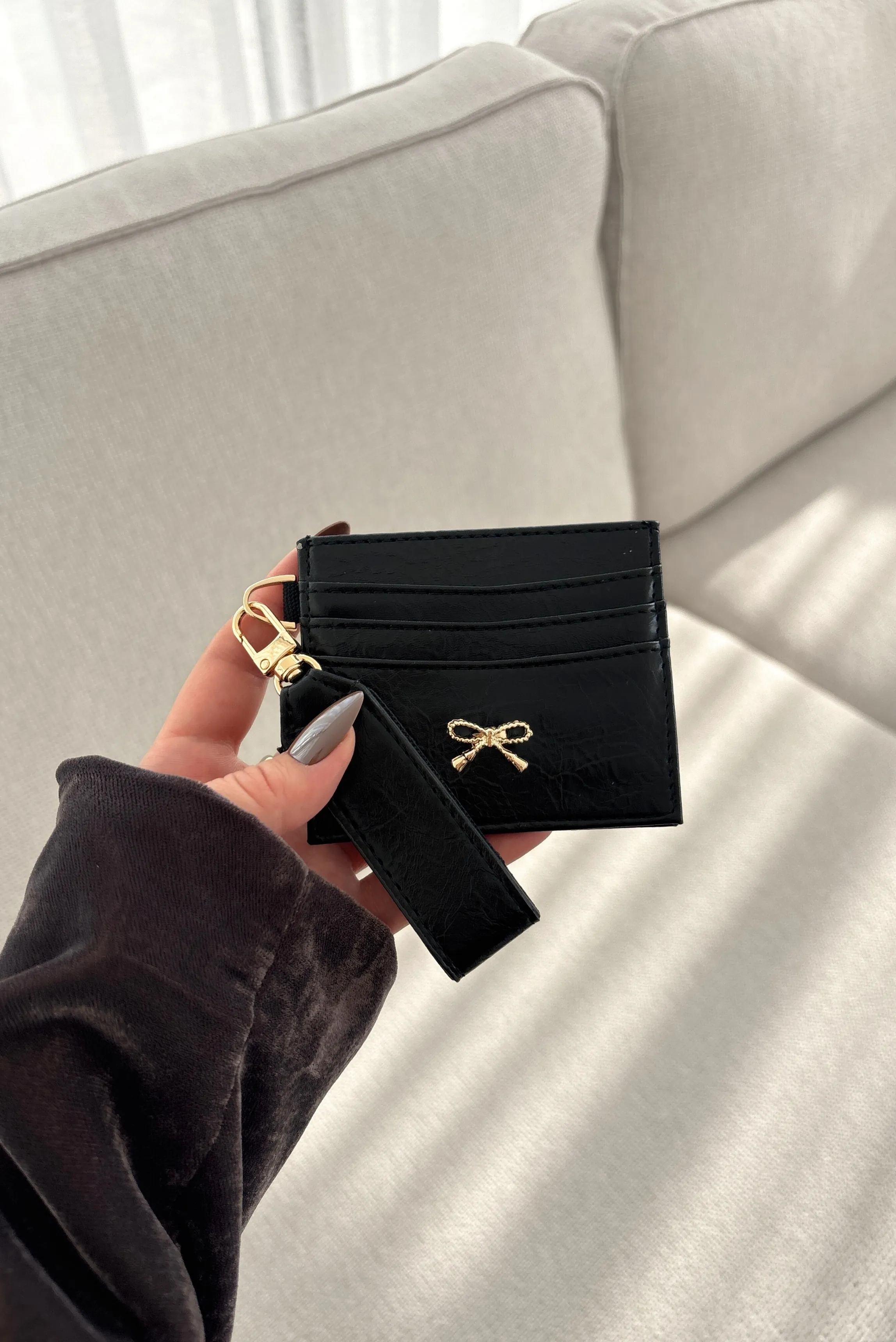 Fiyonk Detaylı Parlak Suni Deri Kartlık - siyah