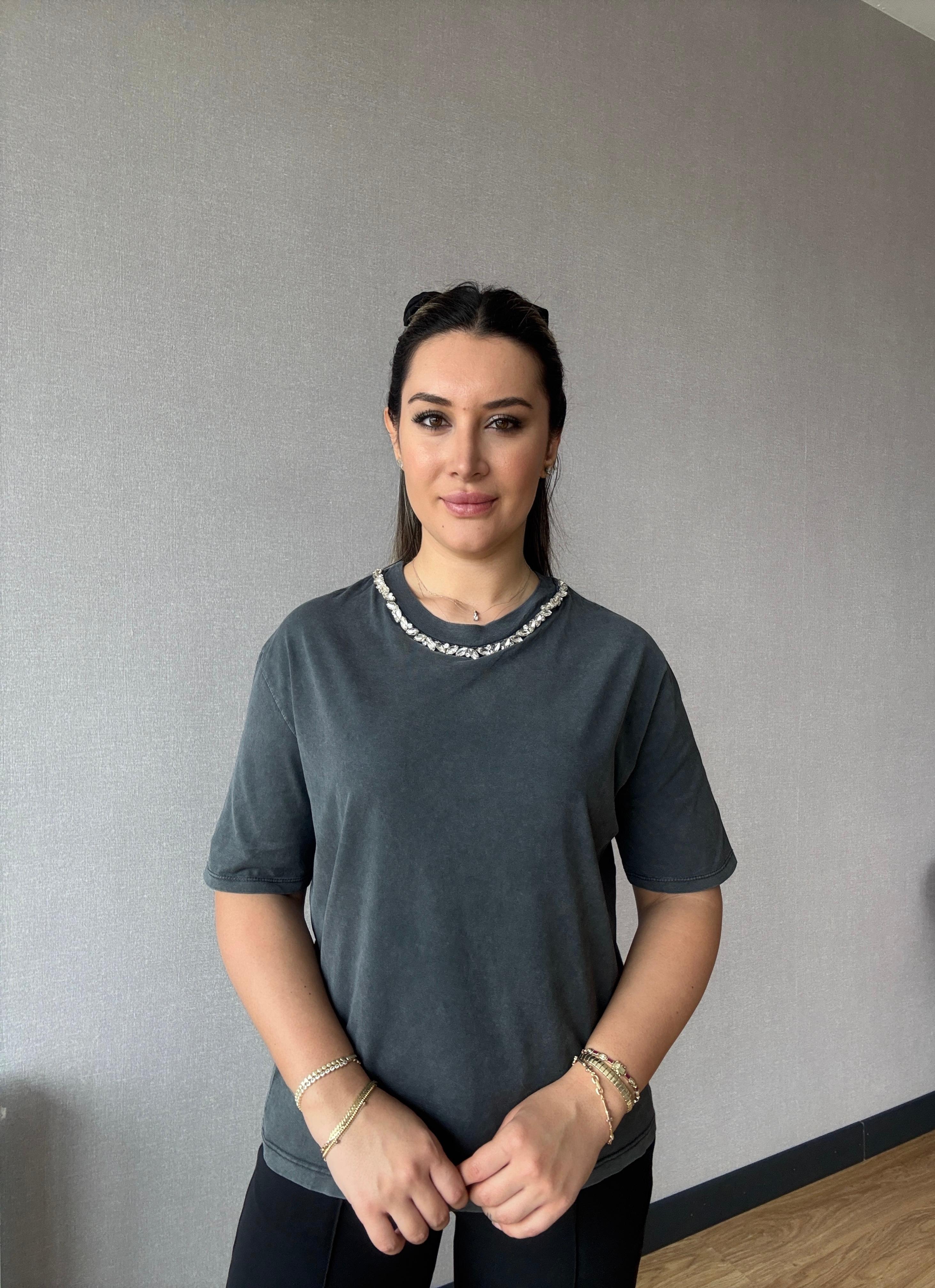 Yakası Taş Detaylı Tişört