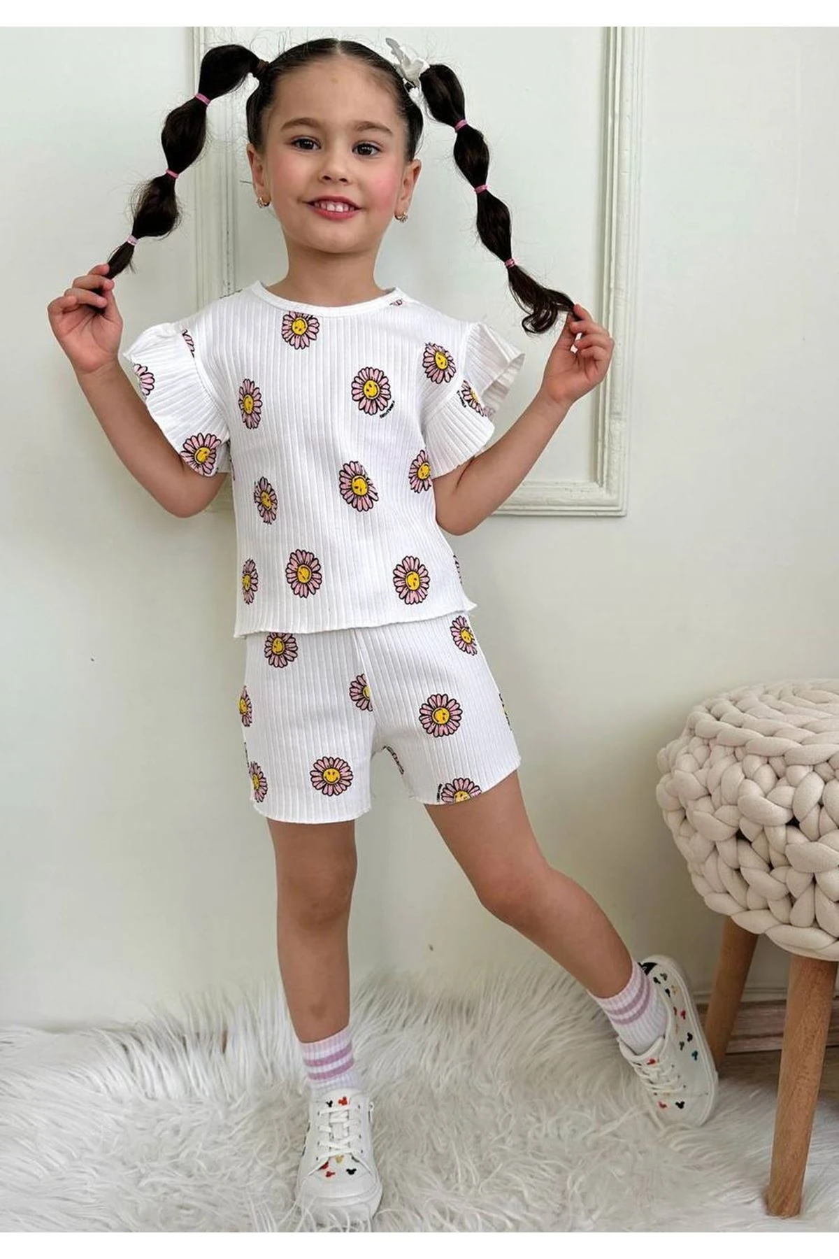 PJKSKT Gülen Papatya Desen Ekru Fitilli Kumaş Fırfırlı Kollu Şortlu Kız Çocuk Kısa Kol Takım 7636-E
