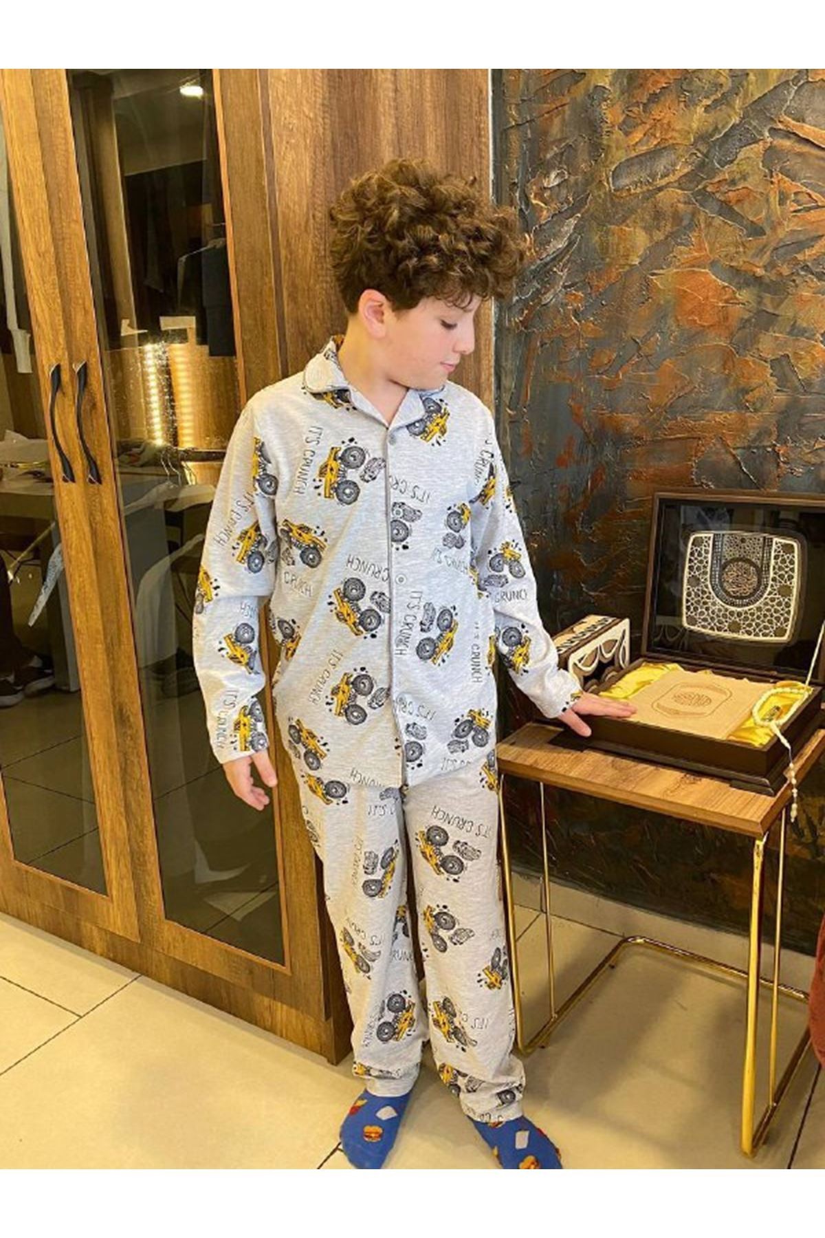 PJKÖ Jeep Desenli Gri Uzun Kollu Önden Düğmeli Erkek Çocuk Pijama Takımı 4-12 Yaş 0701U