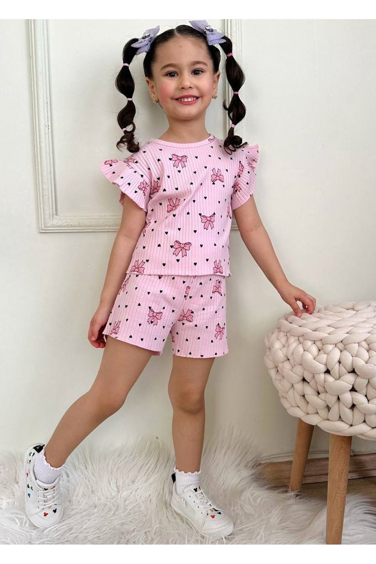 PJKSKT Kalp Fiyonk Desen Pembe Fitilli Kumaş Fırfırlı Kollu Şortlu Kız Çocuk Kısa Kol Takım 7633-P
