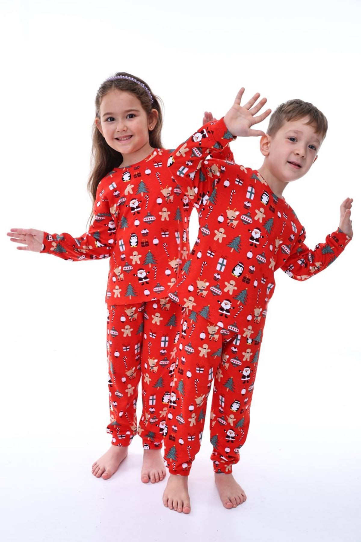 İSOB Kırmızı Yeni Yıl Desenli %100 Pamuk Kız ve Erkek Çocuk Pijama Takımı 3-13 Yaş 31226-K