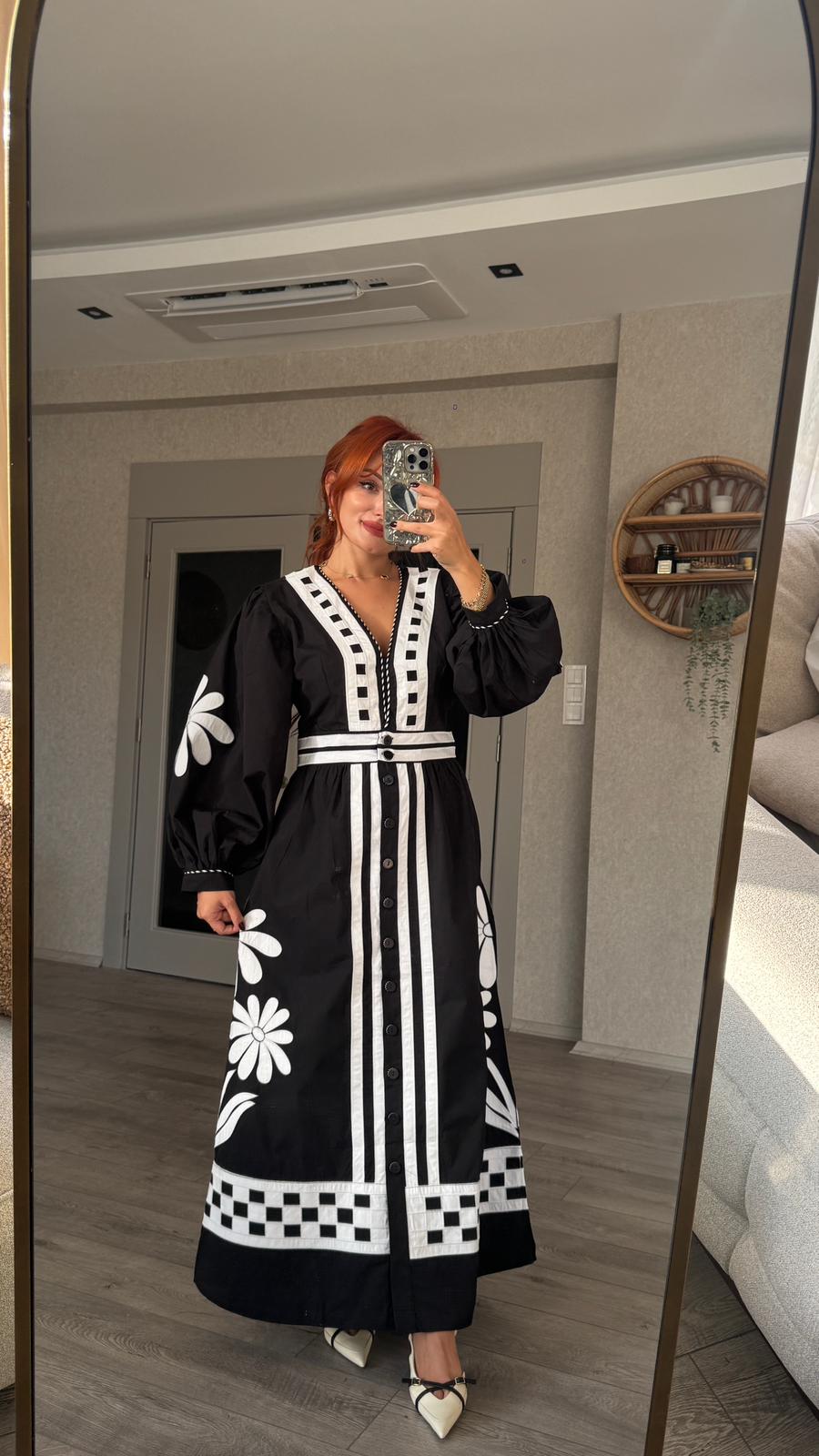 Siyah Beyaz Çiçek Desenli Elbise
