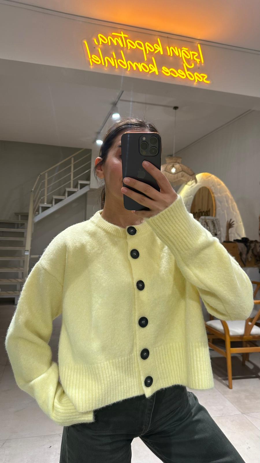 Dik Yaka Düğmeli Yumuşak Yaka Triko - sarı