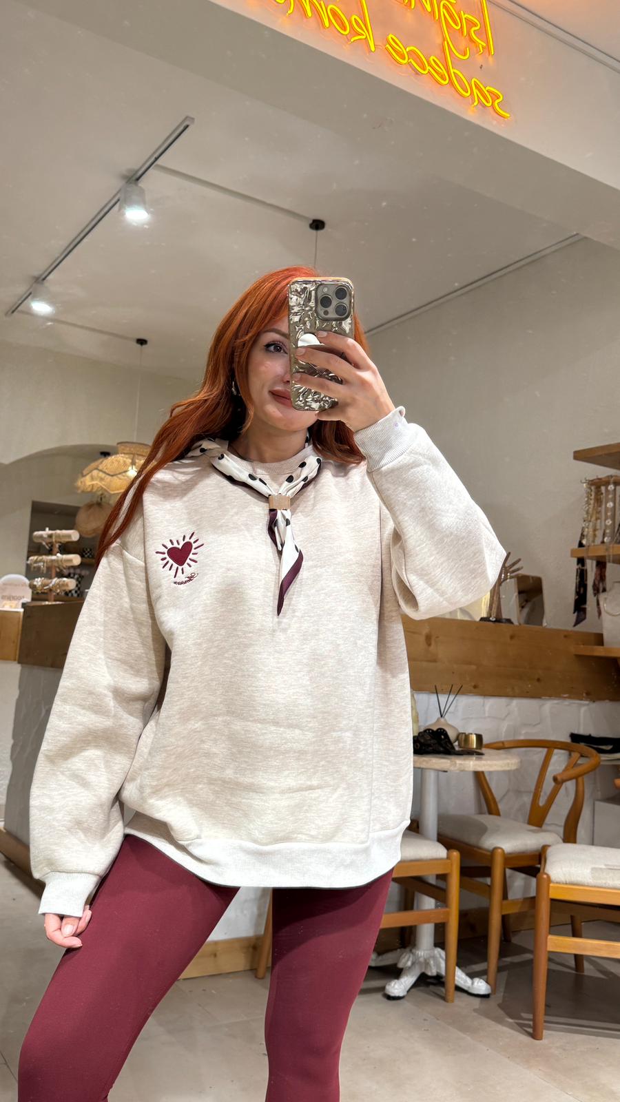 Kalp İşlemeli Fularlı Sweat