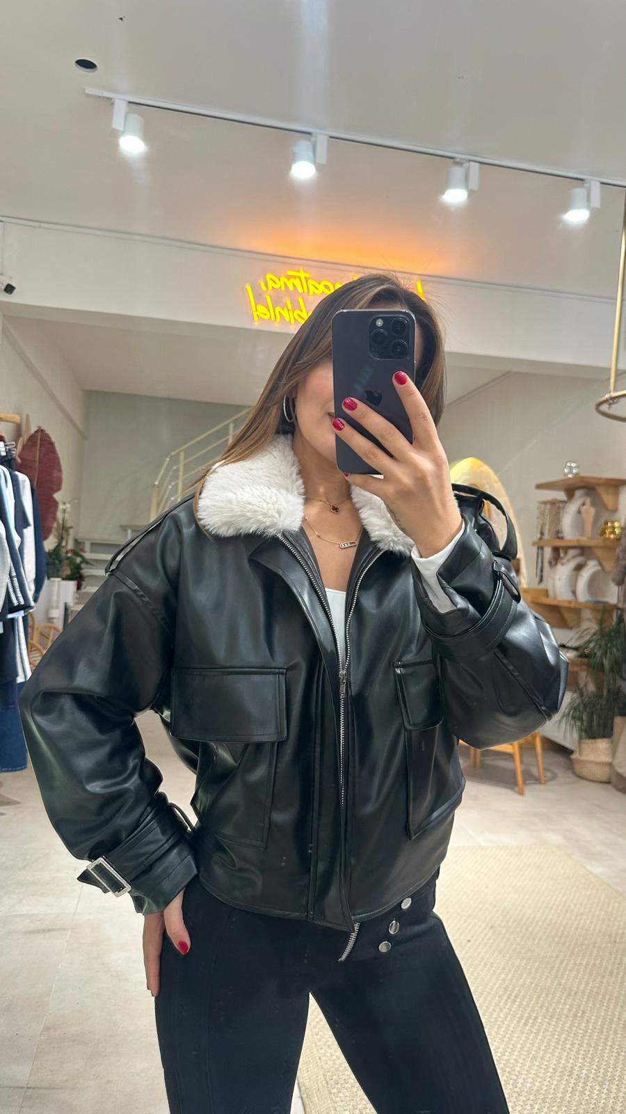 Yakası Kürklü Siyah Deri Ceket