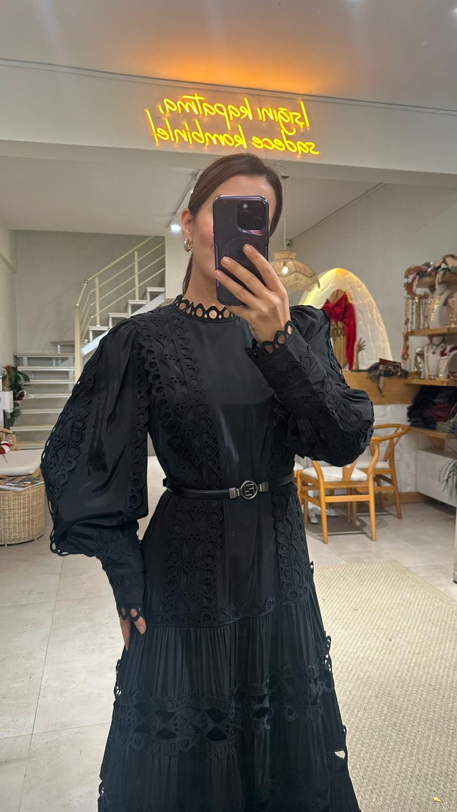 Tasarım Kemerli Dantel İşleme Elbise