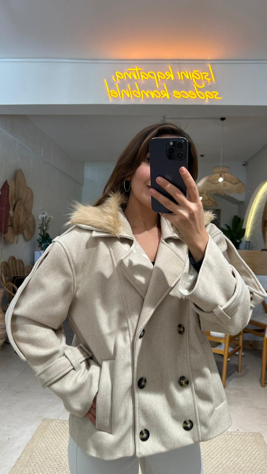 Lüx Kalite Yakası Kürklü Kaşe Kaban - BEJ