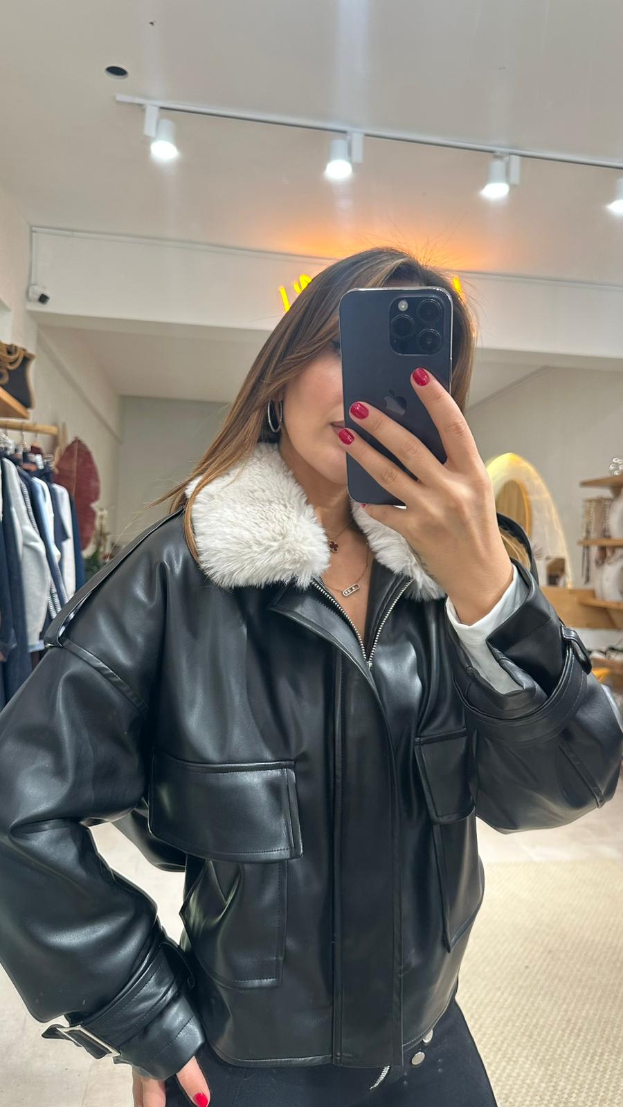 Yakası Kürklü Siyah Deri Ceket
