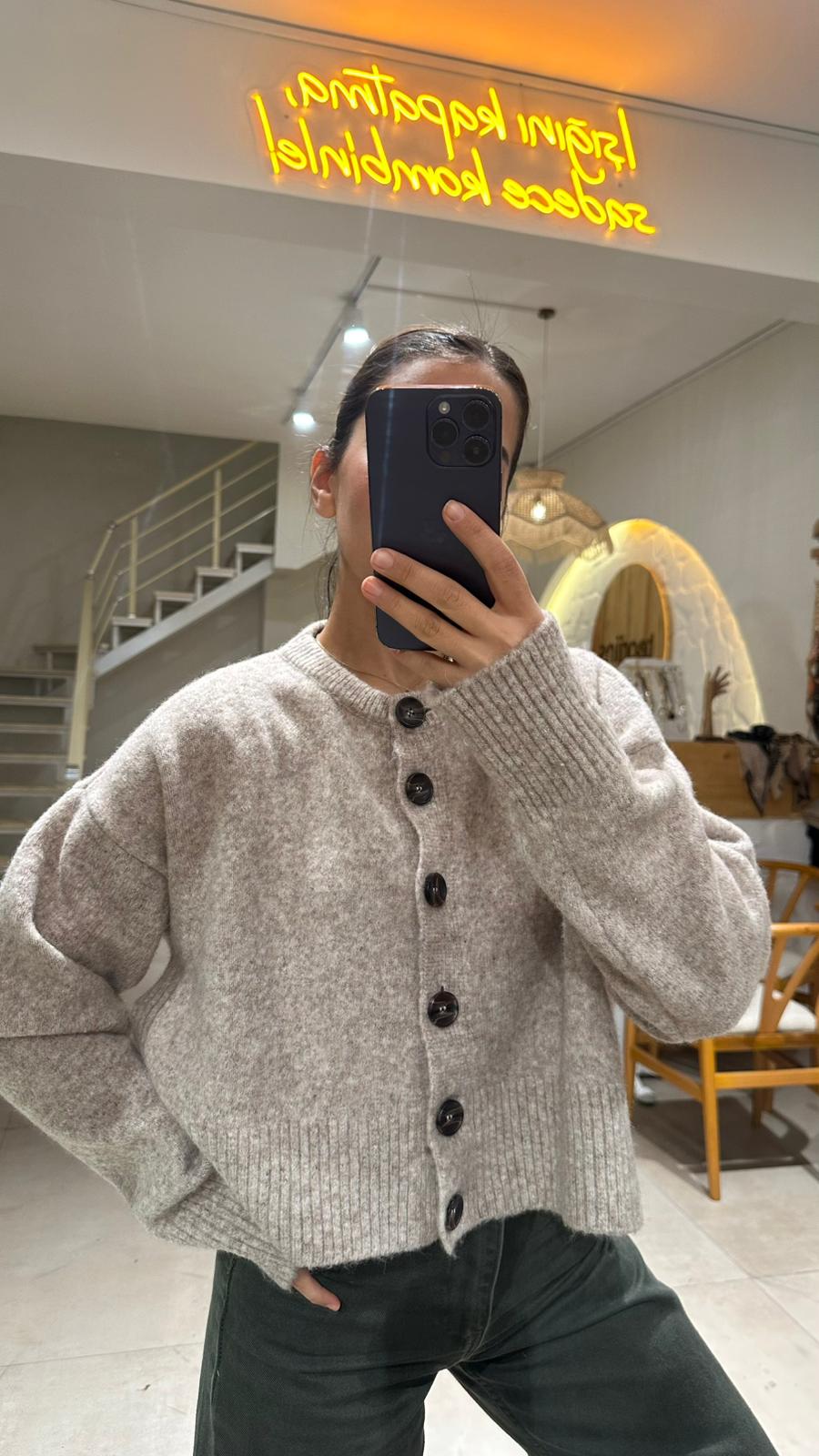 Dik Yaka Düğmeli Yumuşak Yaka Triko - krem