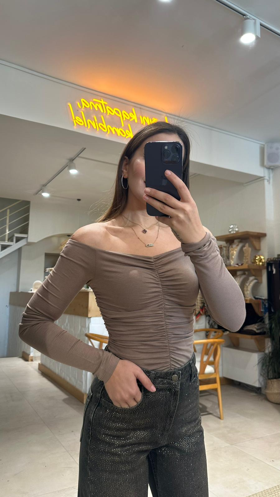 Omuzları Açık Büzgülü Top - Kahverengi