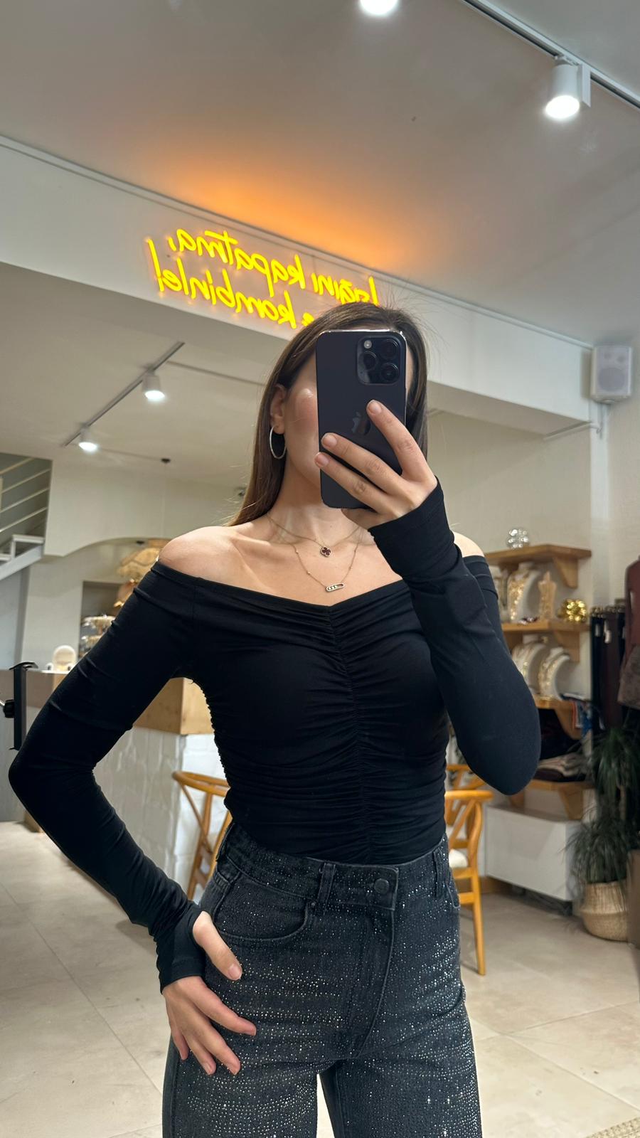 Omuzları Açık Büzgülü Top - Siyah