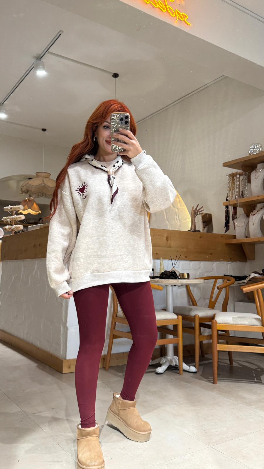 Kalp İşlemeli Fularlı Sweat