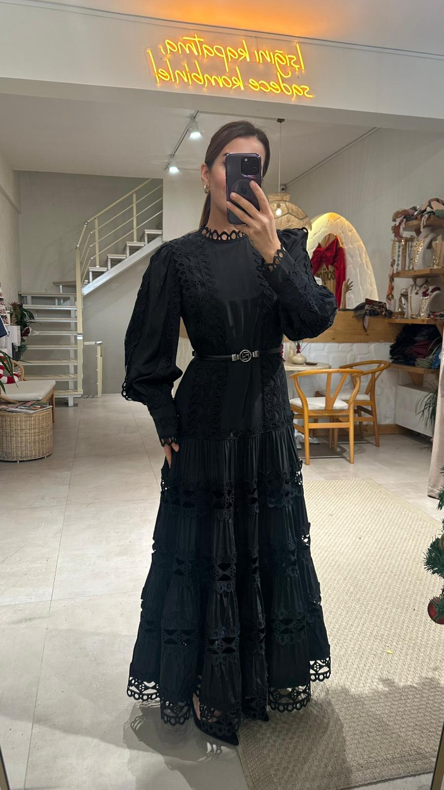 Tasarım Kemerli Dantel İşleme Elbise