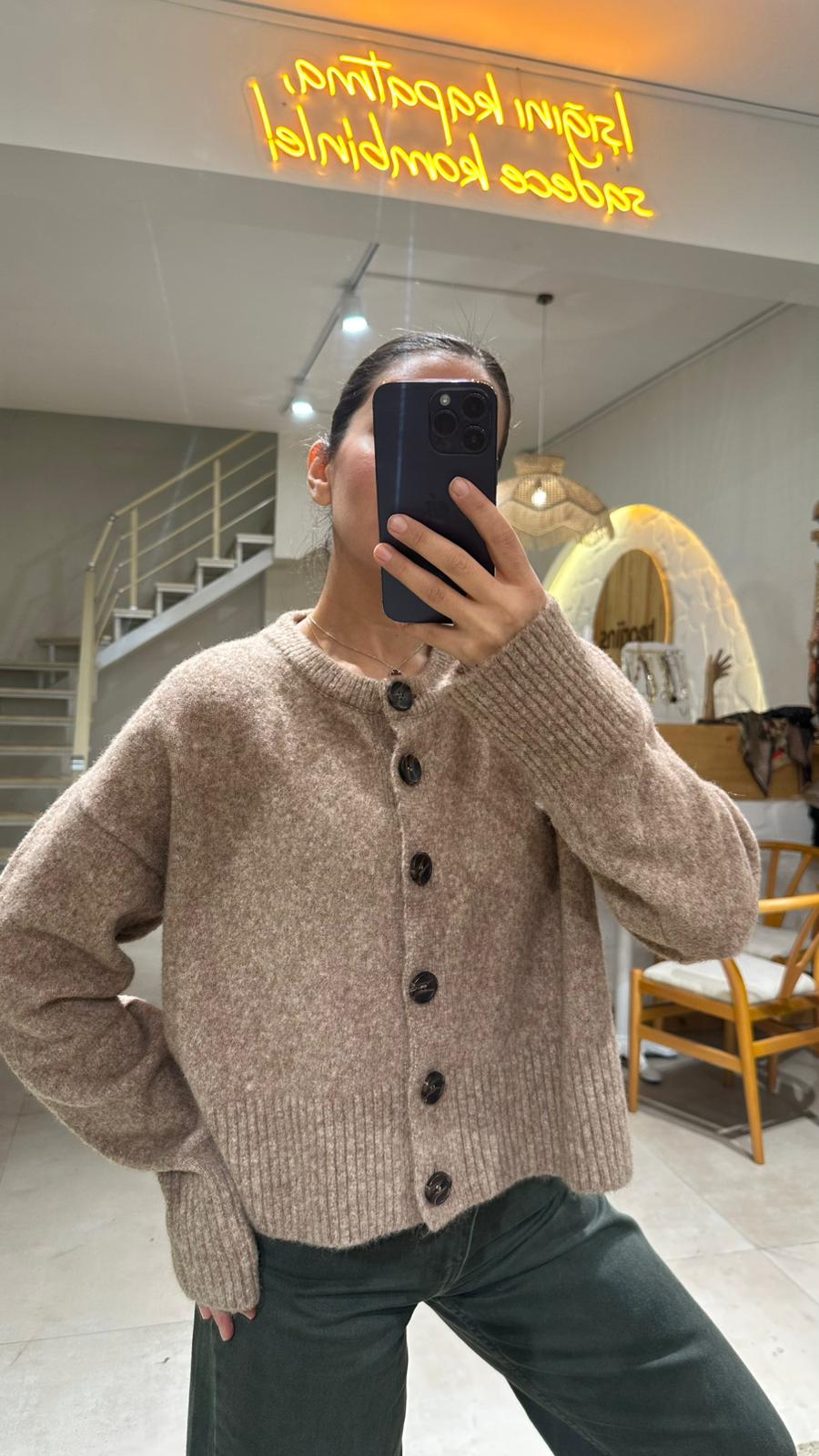 Dik Yaka Düğmeli Yumuşak Yaka Triko - kahverengi