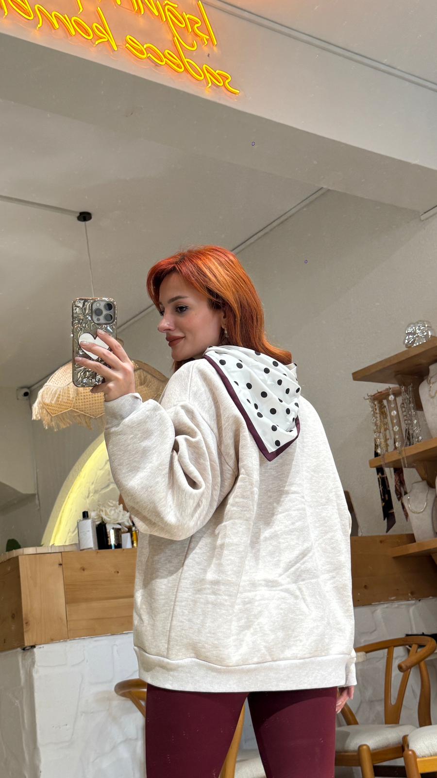 Kalp İşlemeli Fularlı Sweat