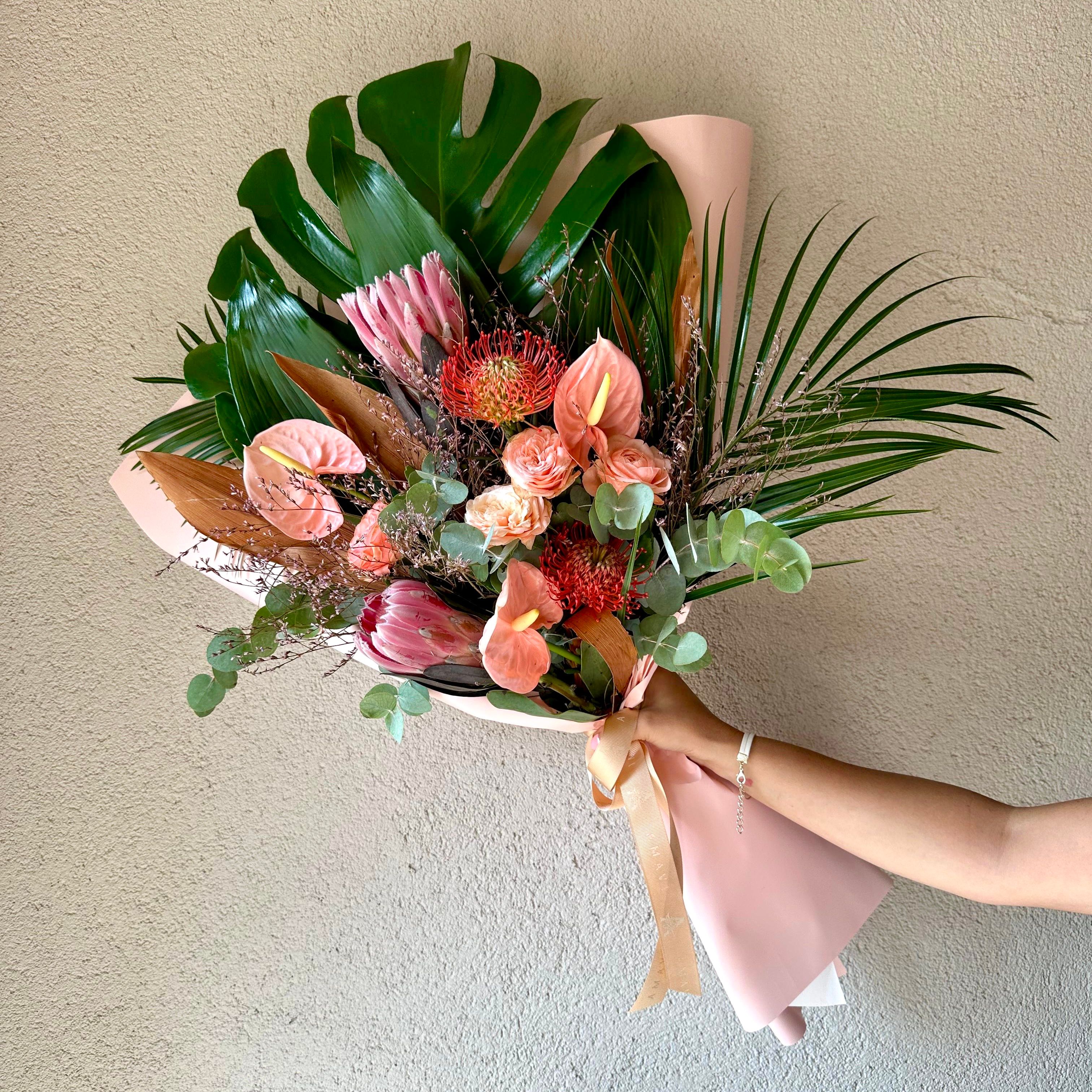 Petite Protea Premium Buket