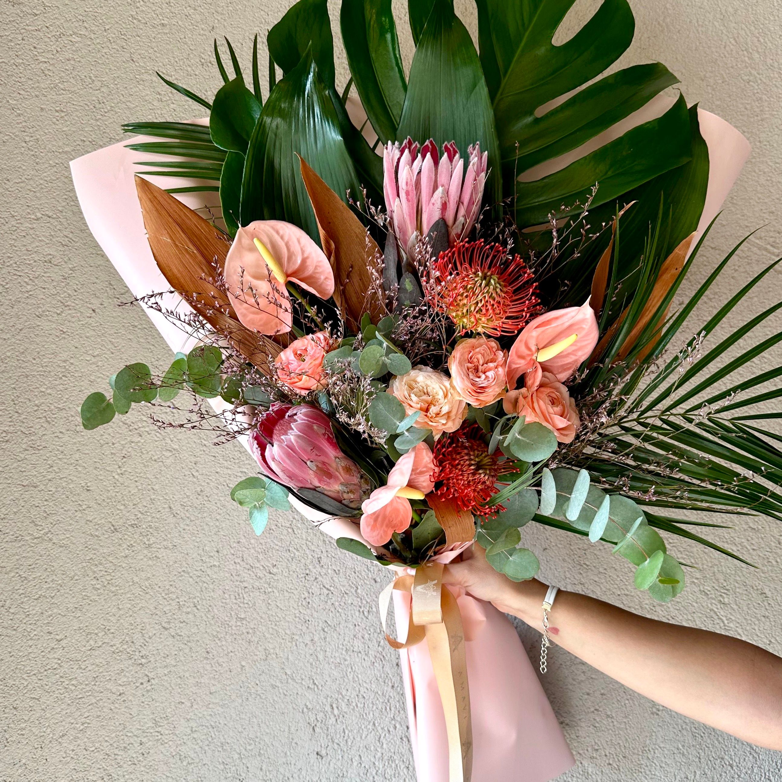 Petite Protea Premium Buket