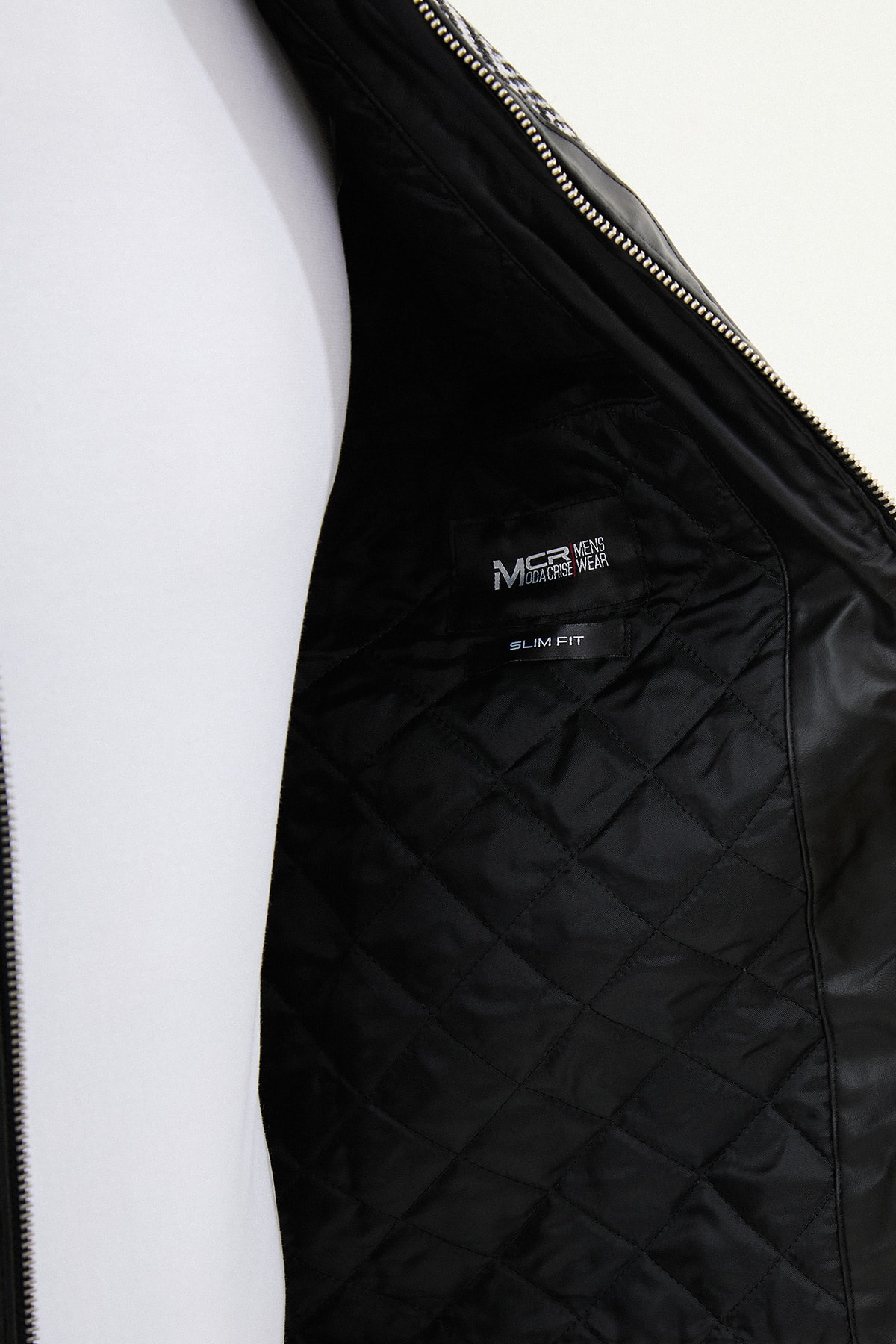 Desenli Siyah Slim Fit Kürklü Yaka Erkek Mont