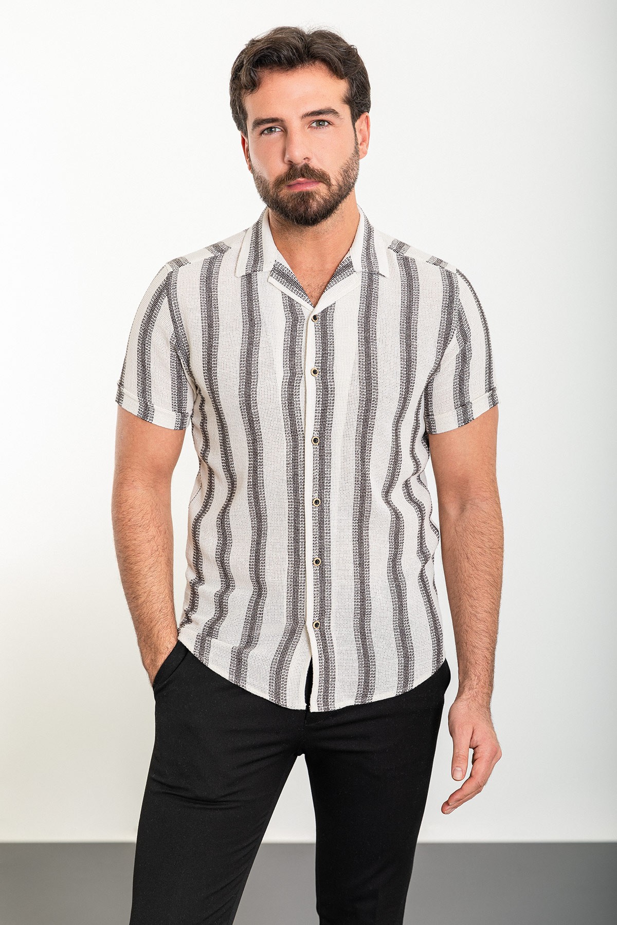 Çizgili Slim Fit Apaç Yaka Kısa Kollu Erkek Gömlek - Ekru-Kahverengi