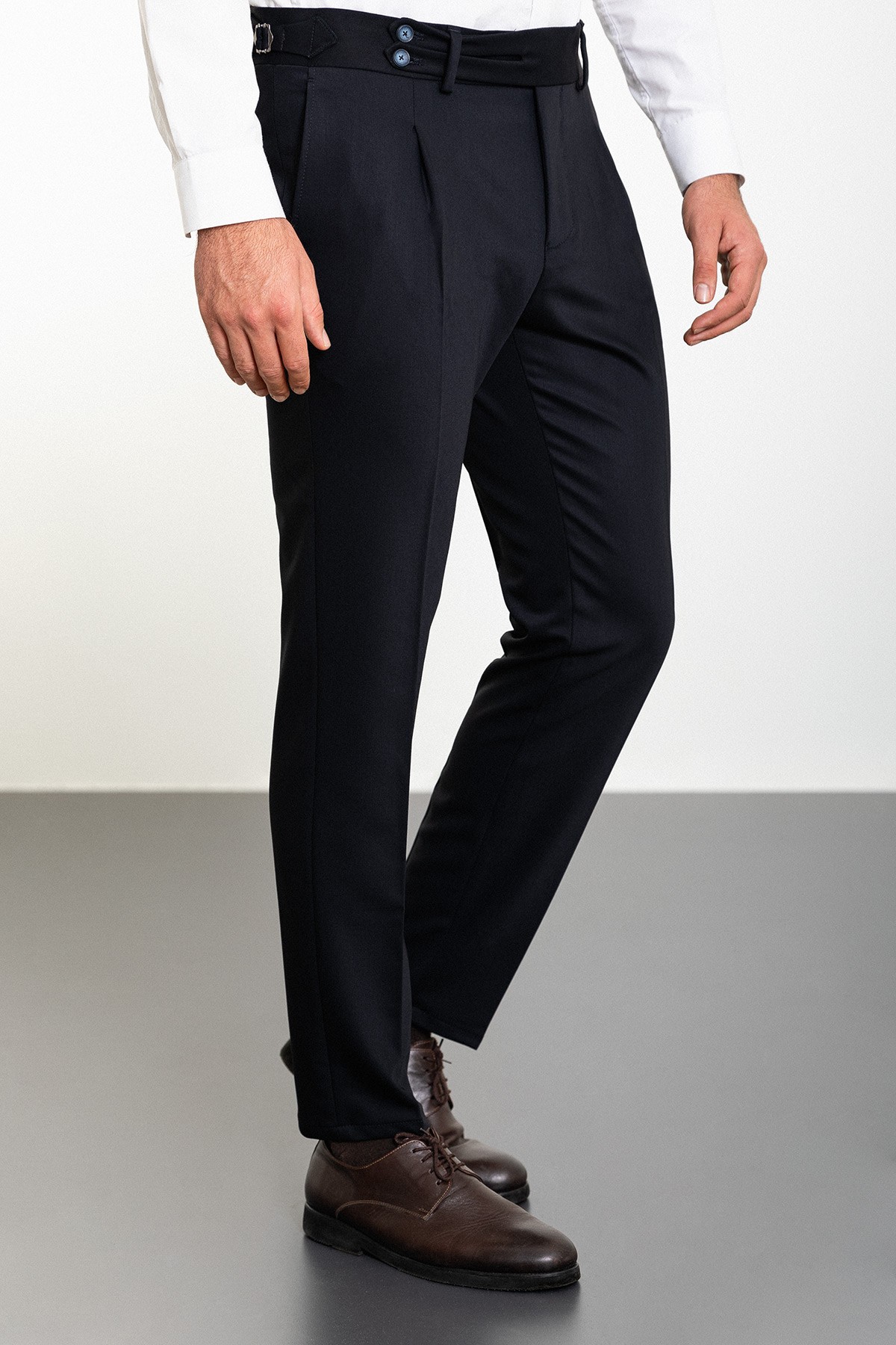 Düz Super Slim Fit Pileli Kemer Detaylı Tokalı Erkek Pantolon - Lacivert