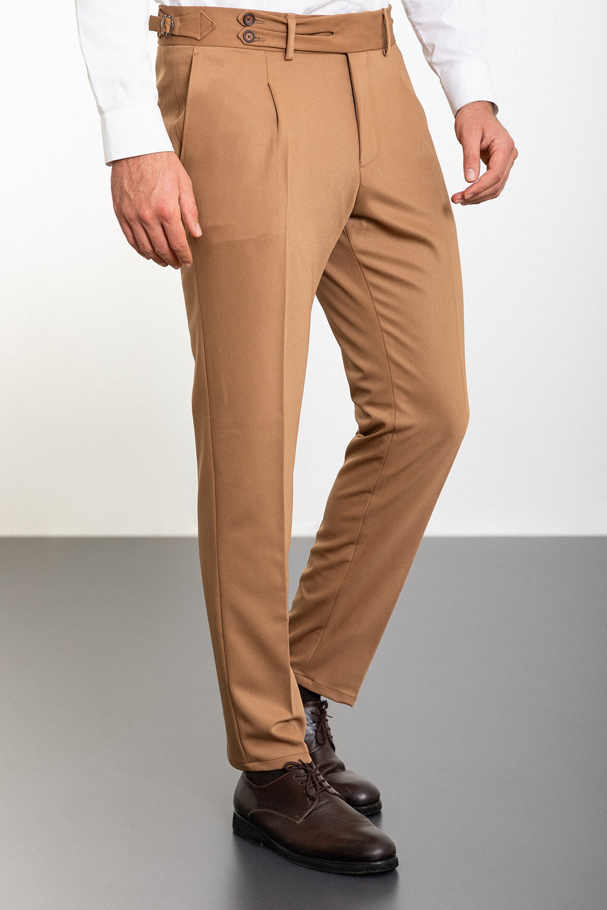 Düz Super Slim Fit Pileli Kemer Detaylı Tokalı Erkek Pantolon - Bej
