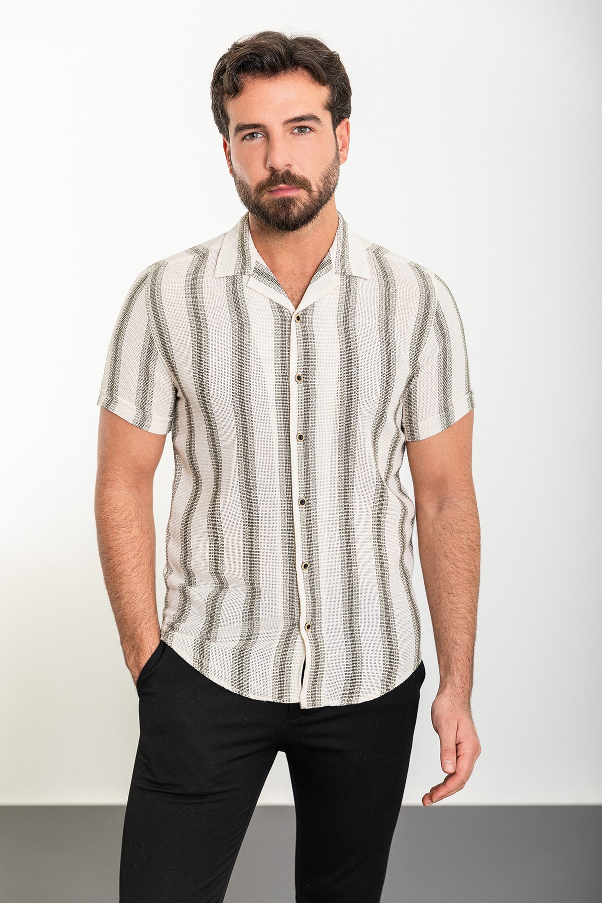Çizgili Slim Fit Apaç Yaka Kısa Kollu Erkek Gömlek - Ekru-Haki