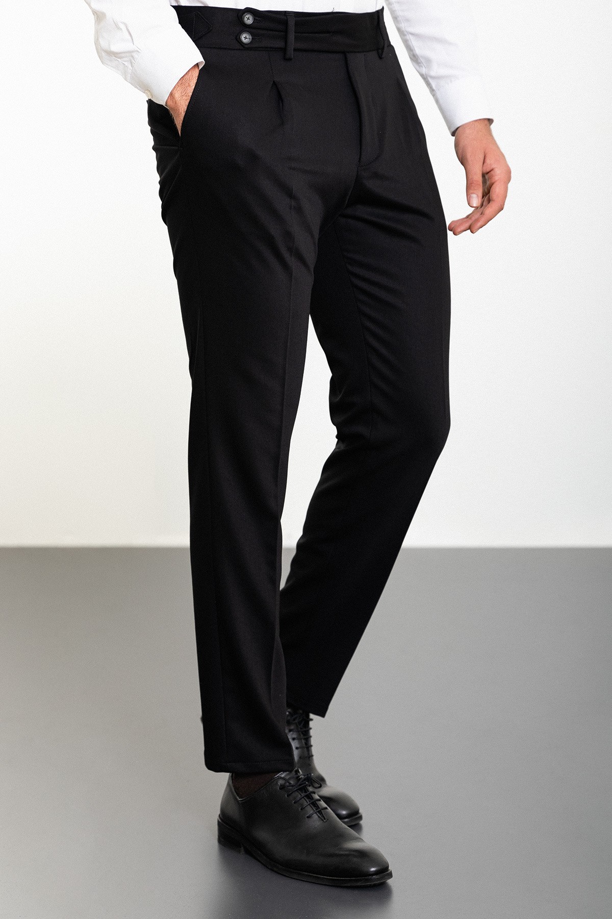 Düz Super Slim Fit Pileli Kemer Detaylı Tokalı Erkek Pantolon - Siyah