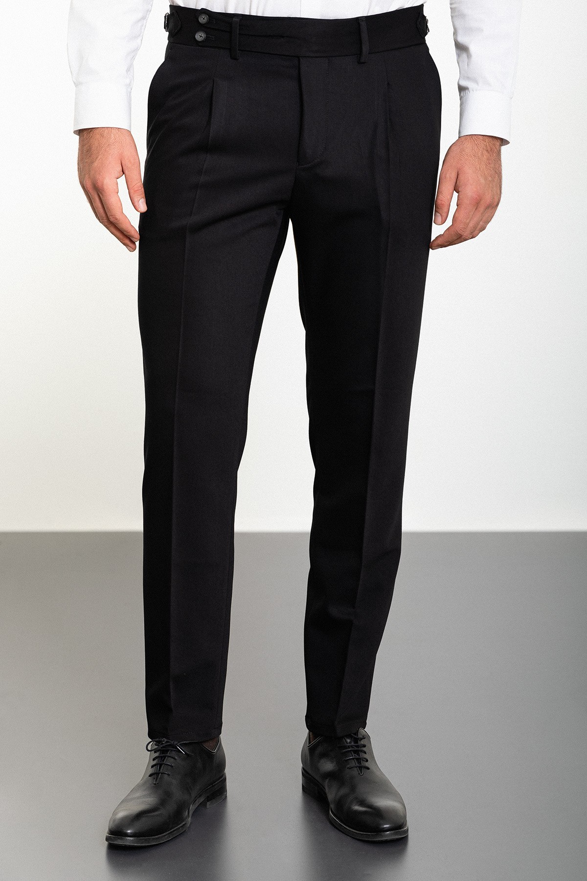 Düz Super Slim Fit Pileli Kemer Detaylı Tokalı Erkek Pantolon